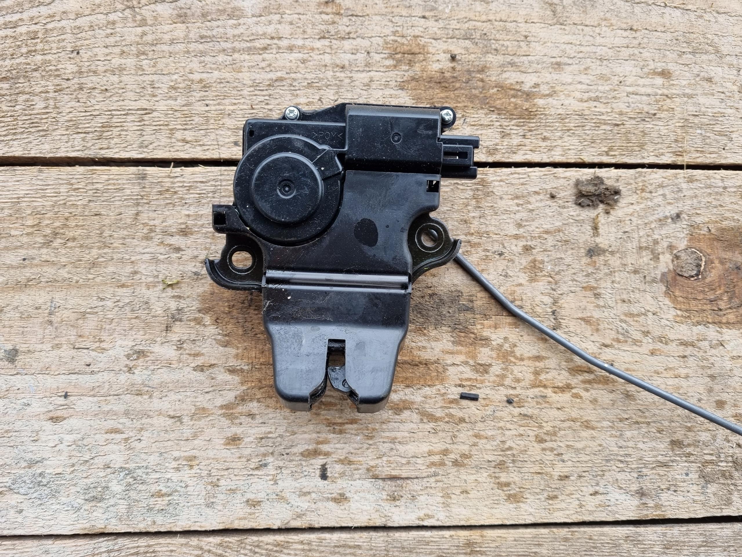 Toyota Avensis t25 замок люка задний седан