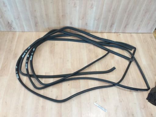 Toyota Prius C AQUA Ущільнювач дверей лівий задній