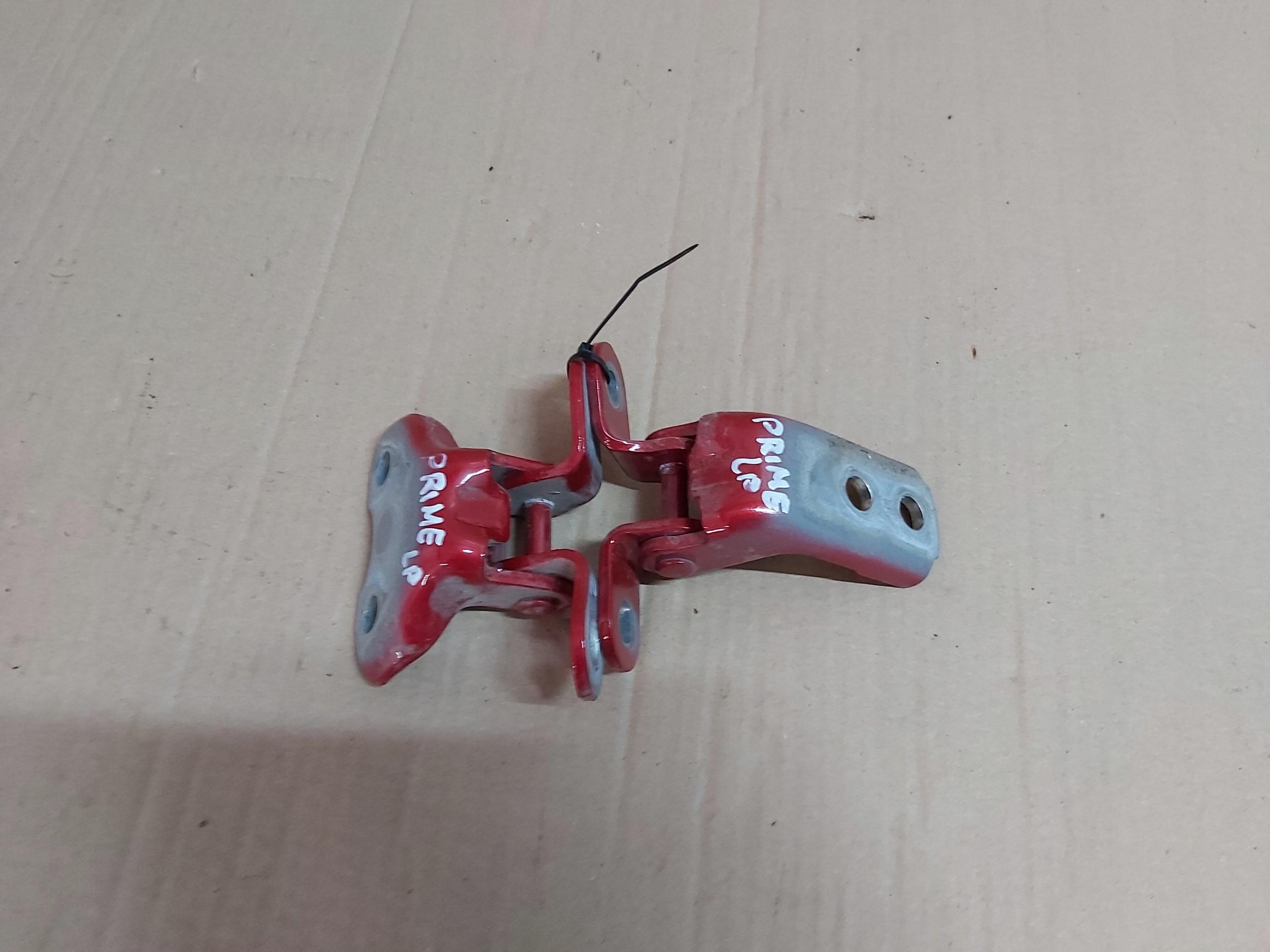 Toyota Prius IV Дверні петлі лівий передній прем'єр