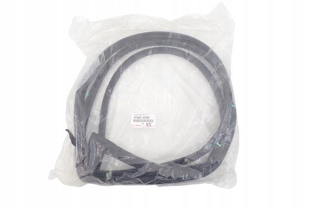 67862-42090 - Toyota RAV4 IV 12-18 уплотнение двери левый передний