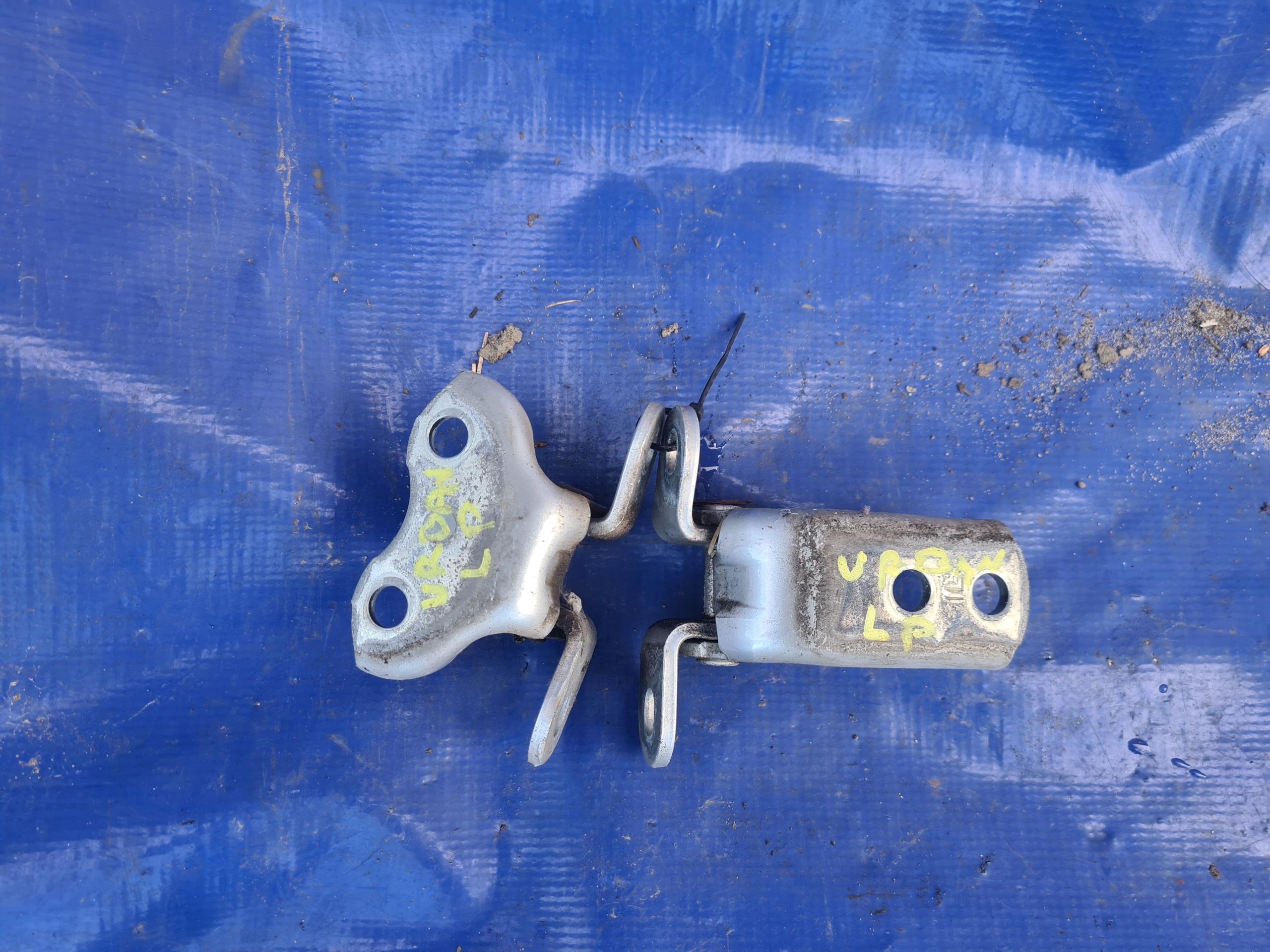 Toyota URBAN CRUISER петля петлі лівий передній