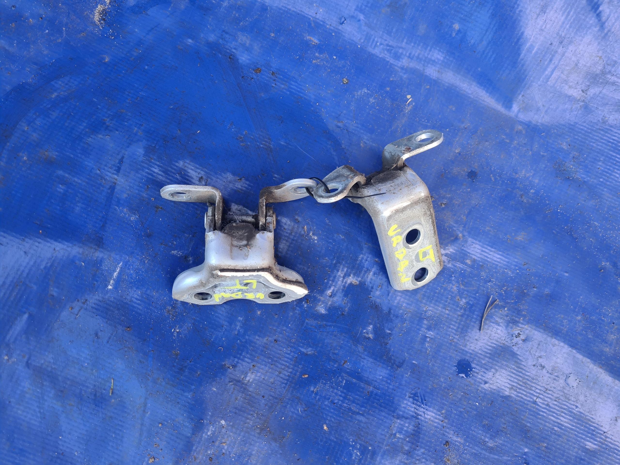 Toyota URBAN CRUISER петля петли левый задний