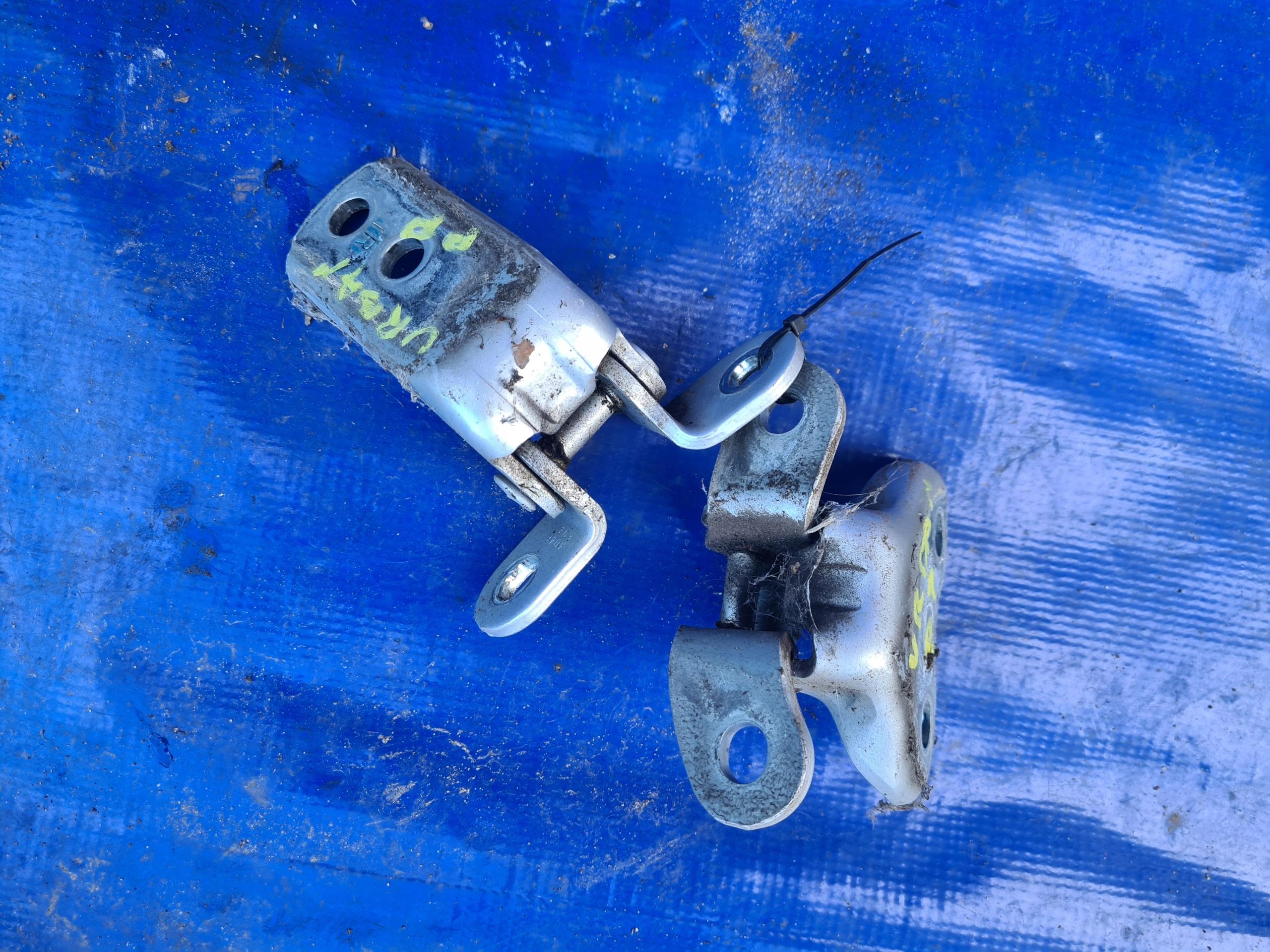 Toyota URBAN CRUISER петля передня права петля