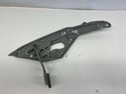 631476725R - Twingo III кронштейн крепление брызговика л