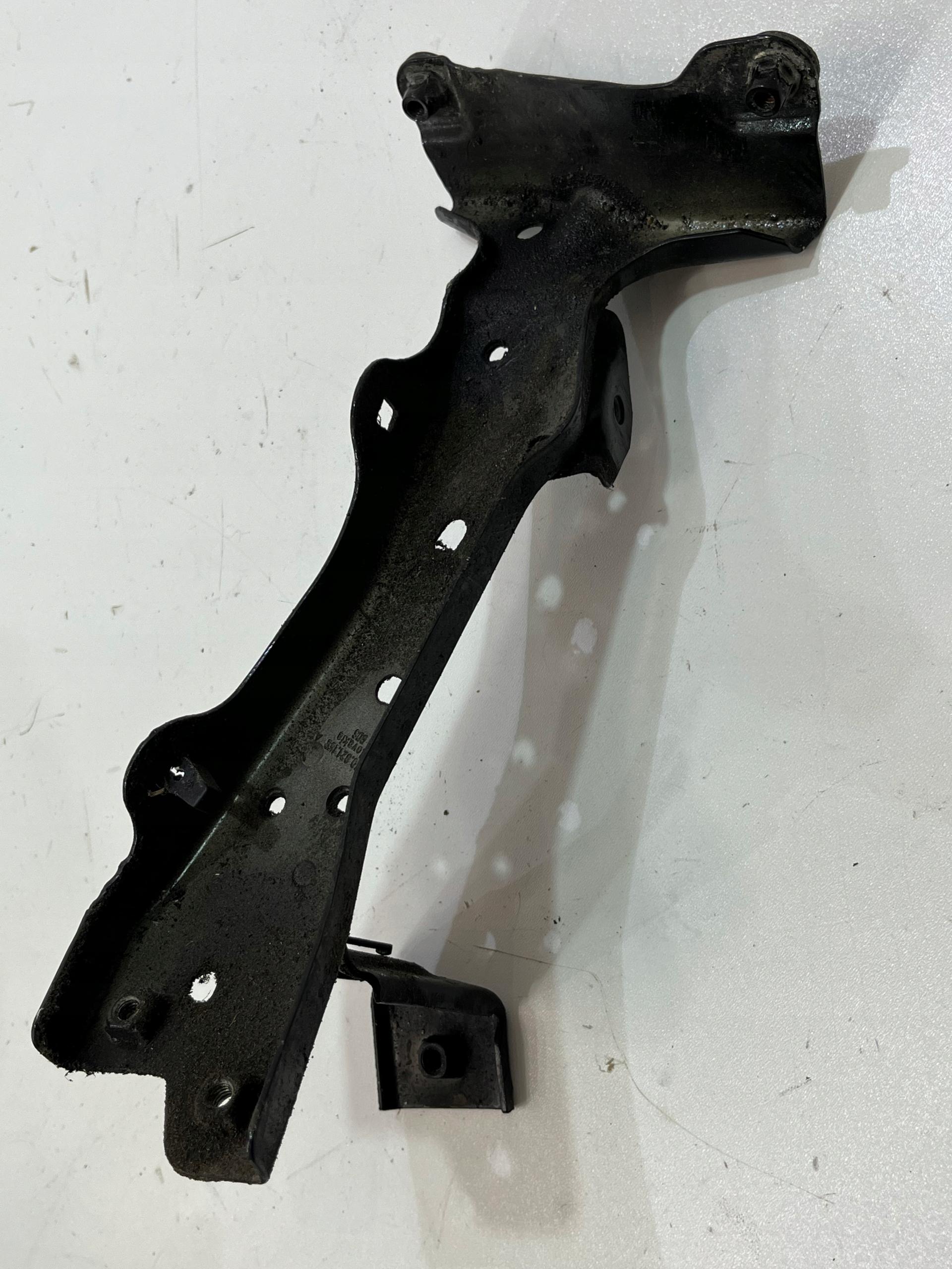 68475634065315,451 - Кронштейн крыла правый AUDI A3 8V 8V0821168A