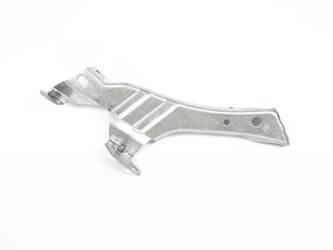 JX7B-A16018-AD - КРОНШТЕЙН КРЕПЛЕНИЕ ПРАВОГО КРЫЛА ПЕРЕДНИЙ FOCUS 18-