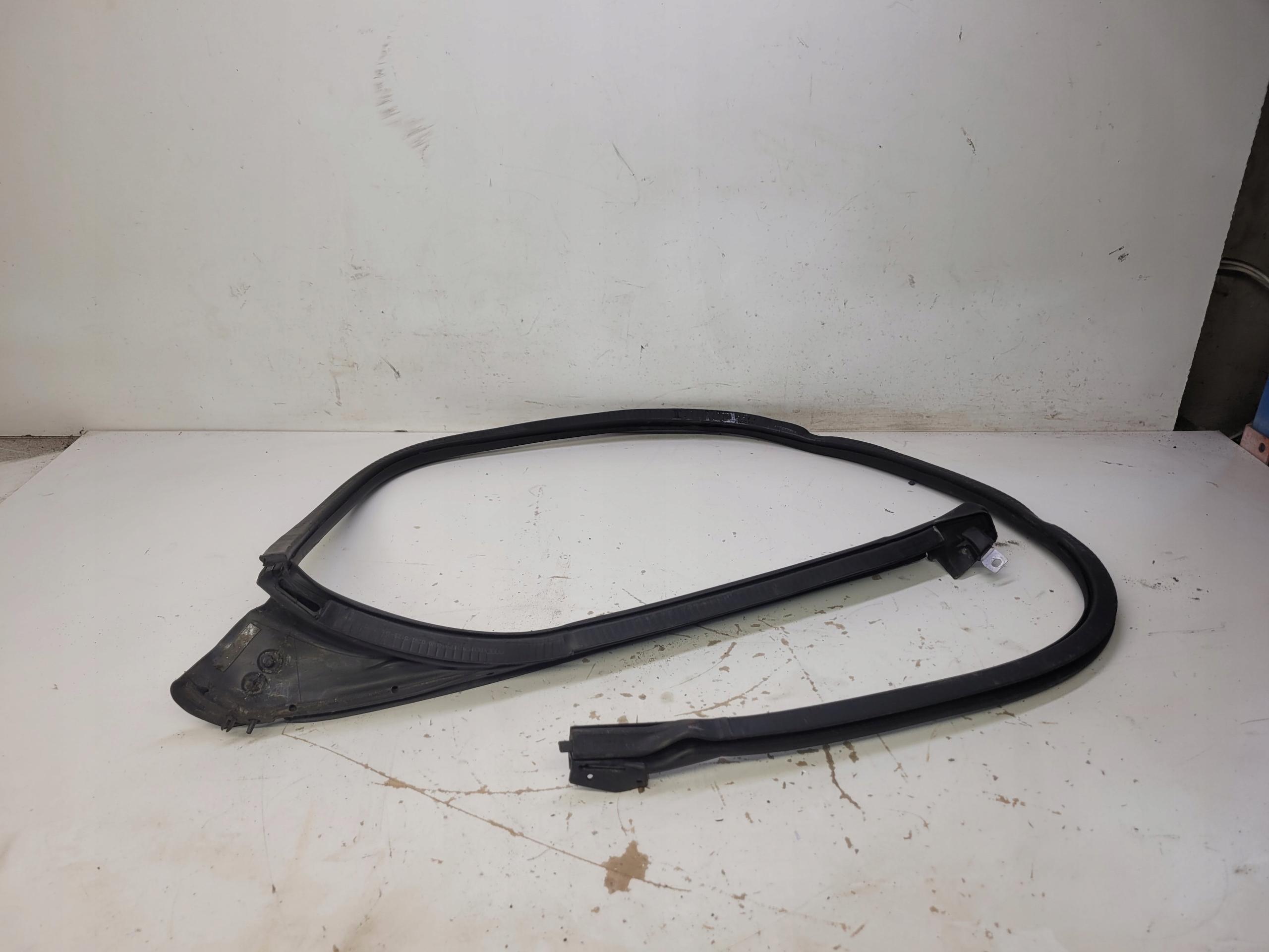 Уплотнитель двери левый P AUDI A4 B6 CABRIO 8H0831707