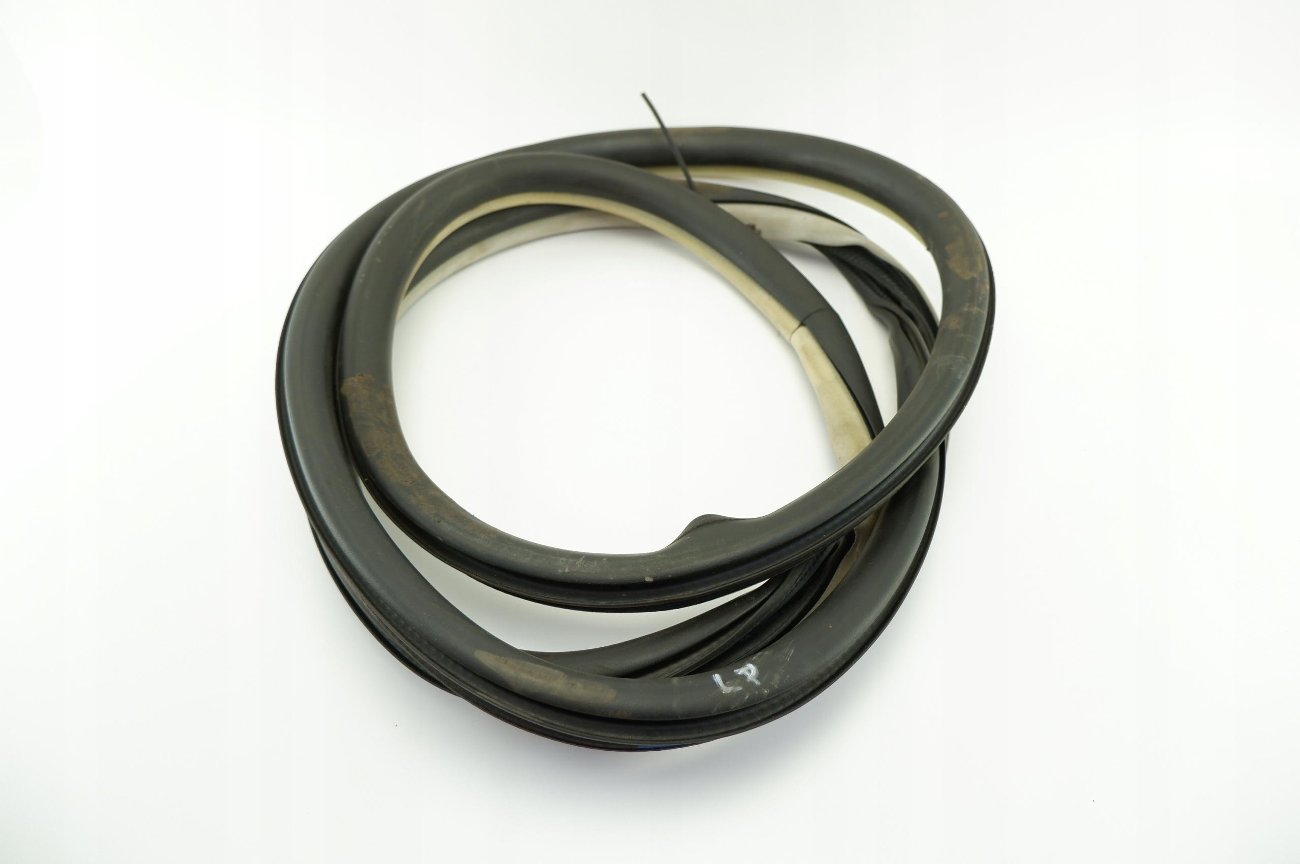 Ущільнювач дверей лівий передній CITROEN C5 III X7