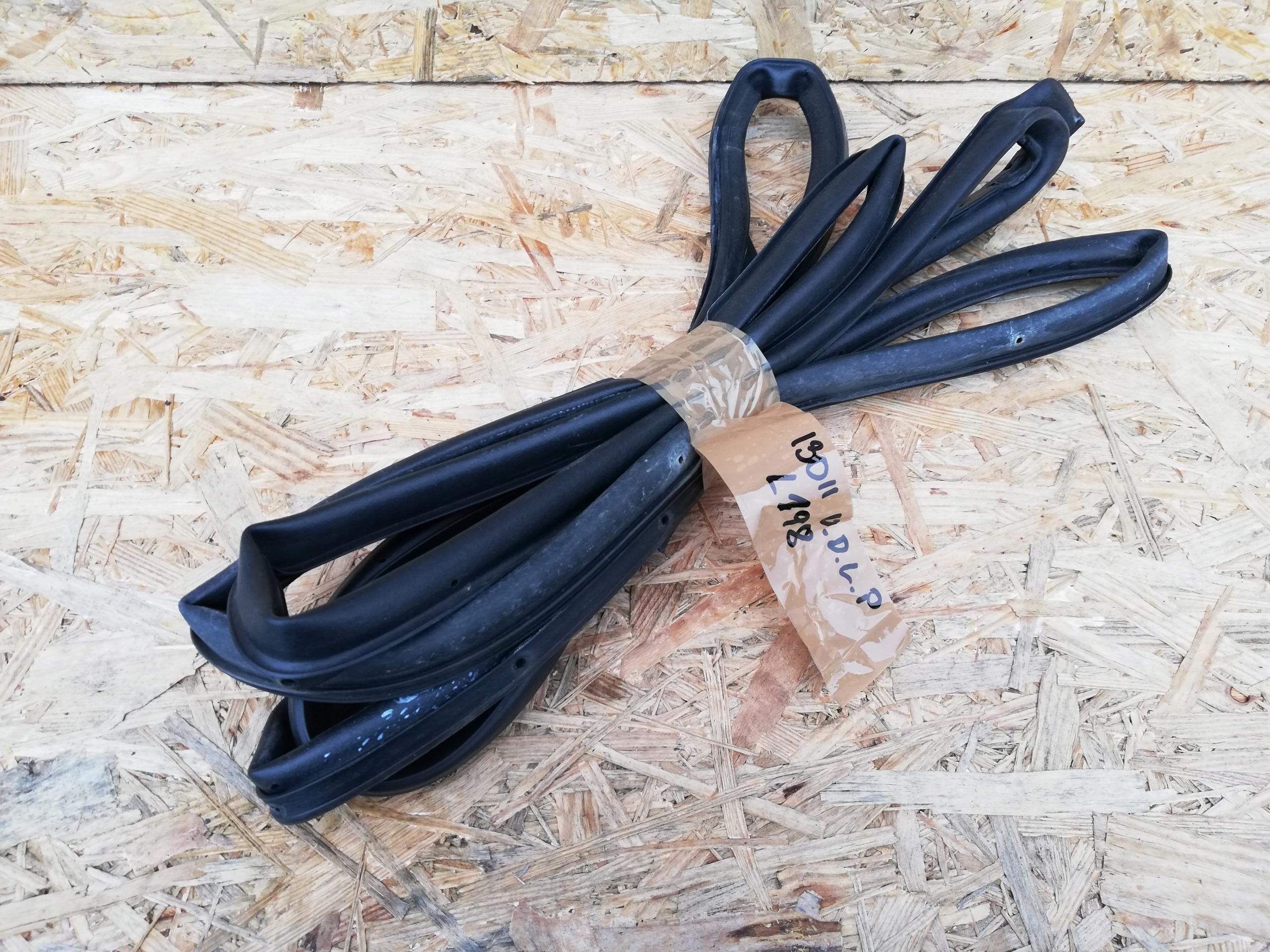 Уплотнитель двери левый передний HYUNDAI i30 III 17-HB