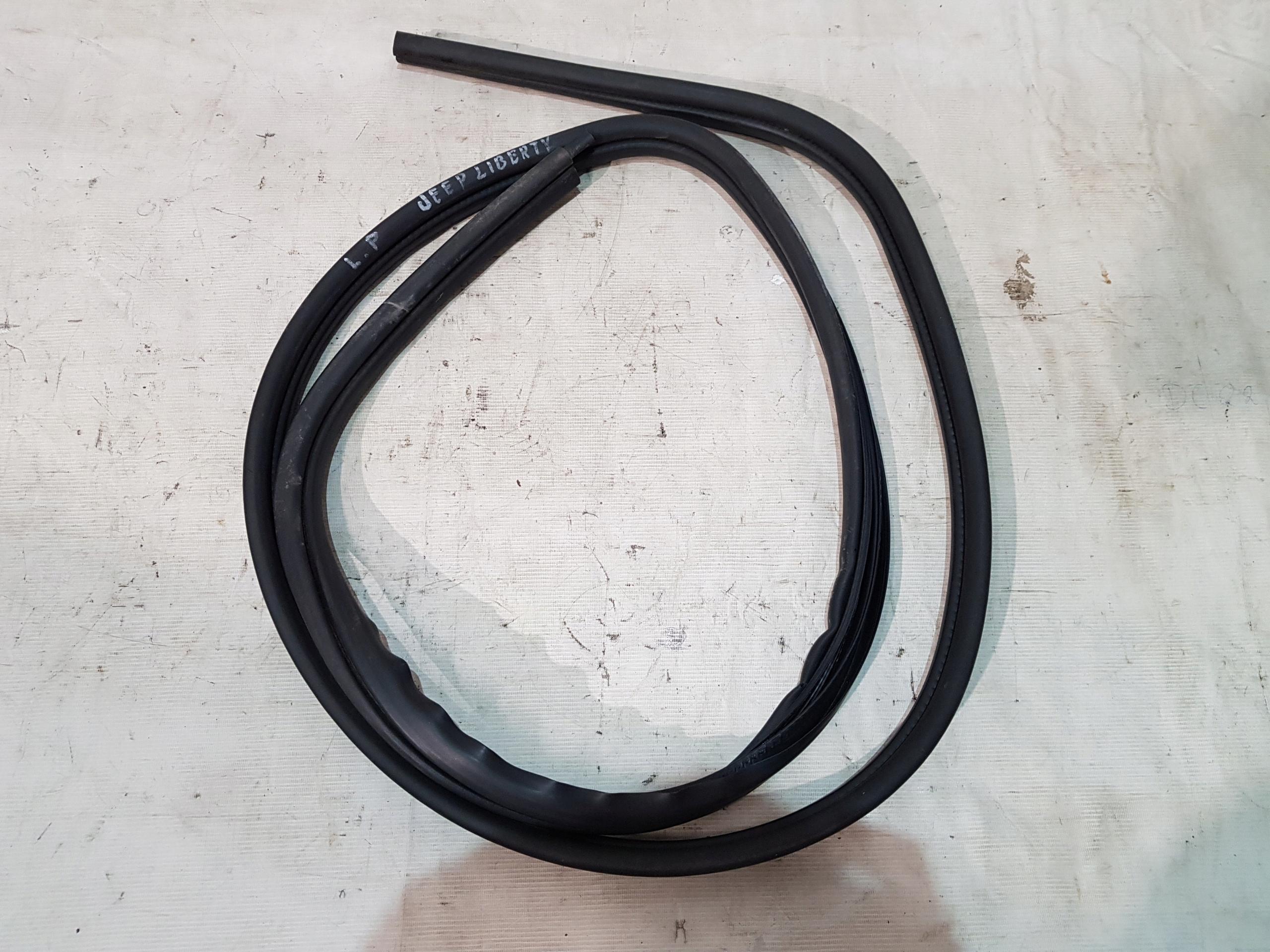 55360965 - УПЛОТНИТЕЛЬ ДВЕРИ ПЕРЕДНИЙ ЛЕВЫЙ JEEP CHEROKEE KJ EU