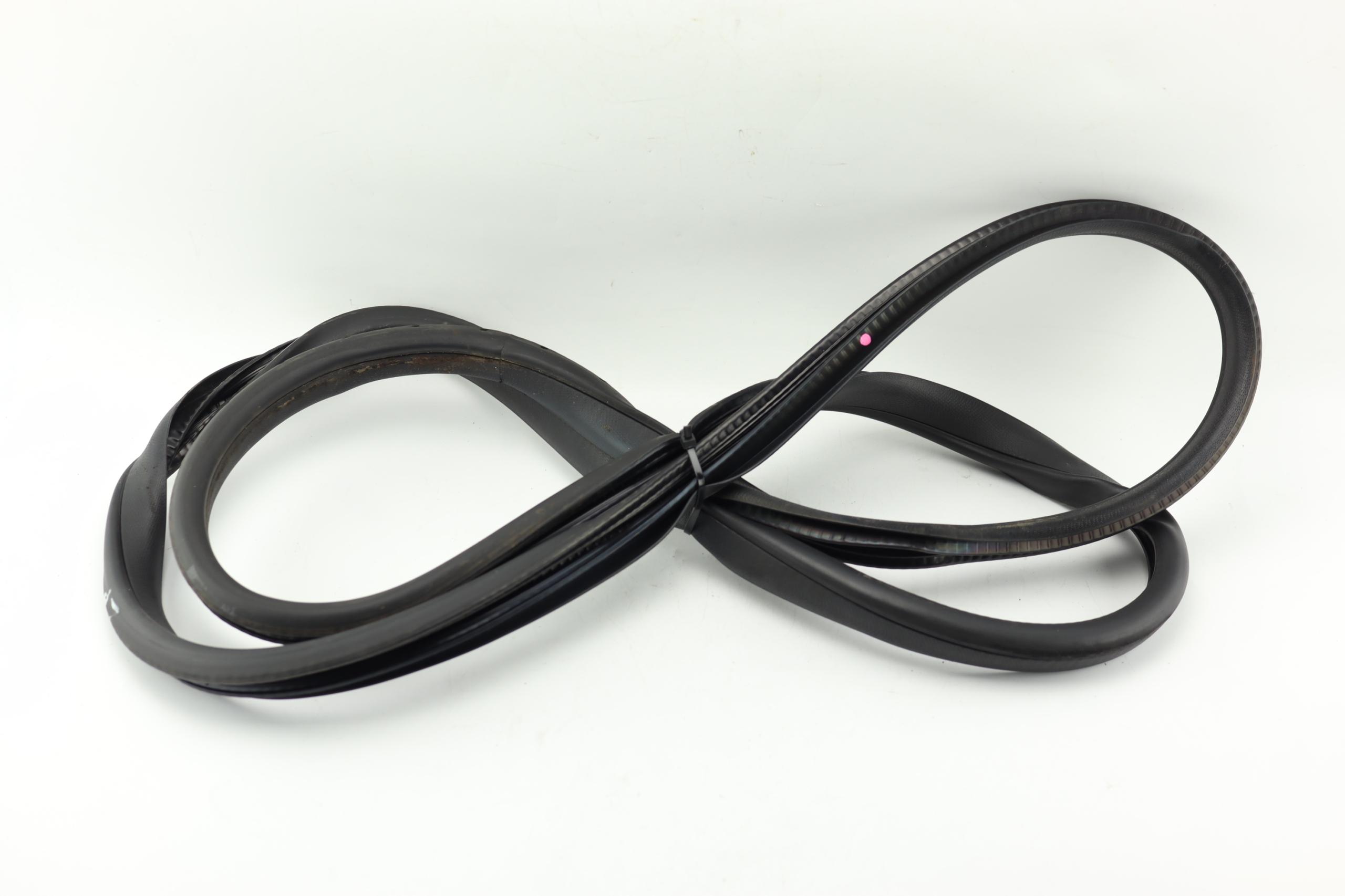 Ущільнювач двері лівий передній MERCEDES A W176