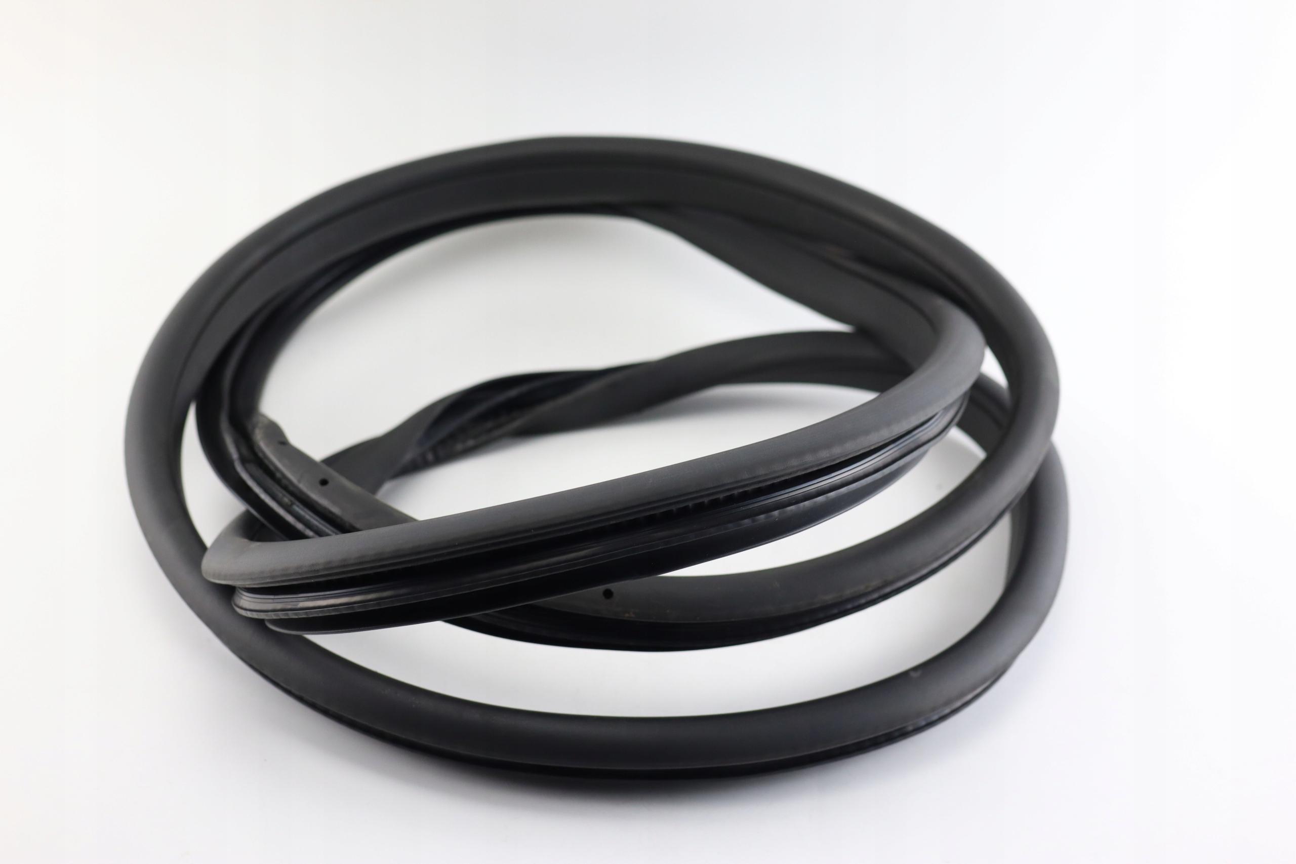 Уплотнитель двери левый передний MERCEDES A W176