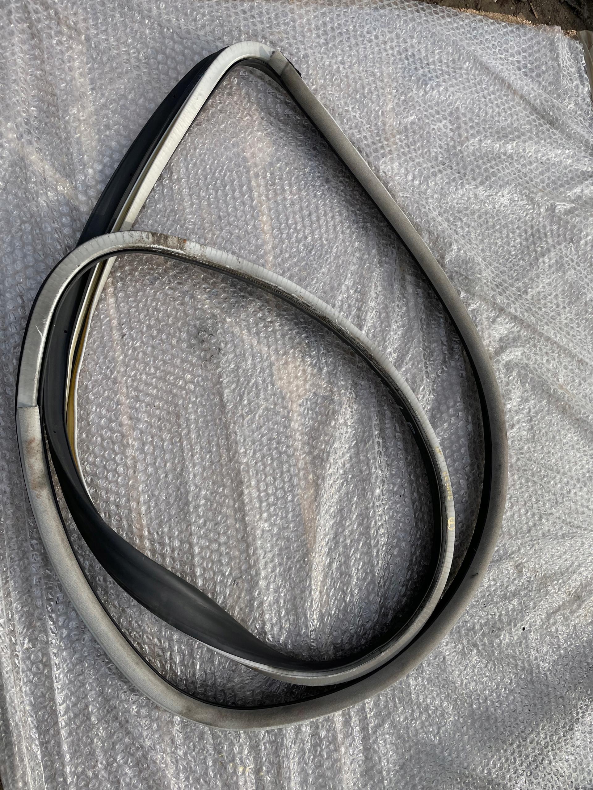 УПЛОТНИТЕЛЬ ДВЕРИ ПЕРЕДНИЙ ЛЕВЫЙ SEAT LEON И TOLEDO II