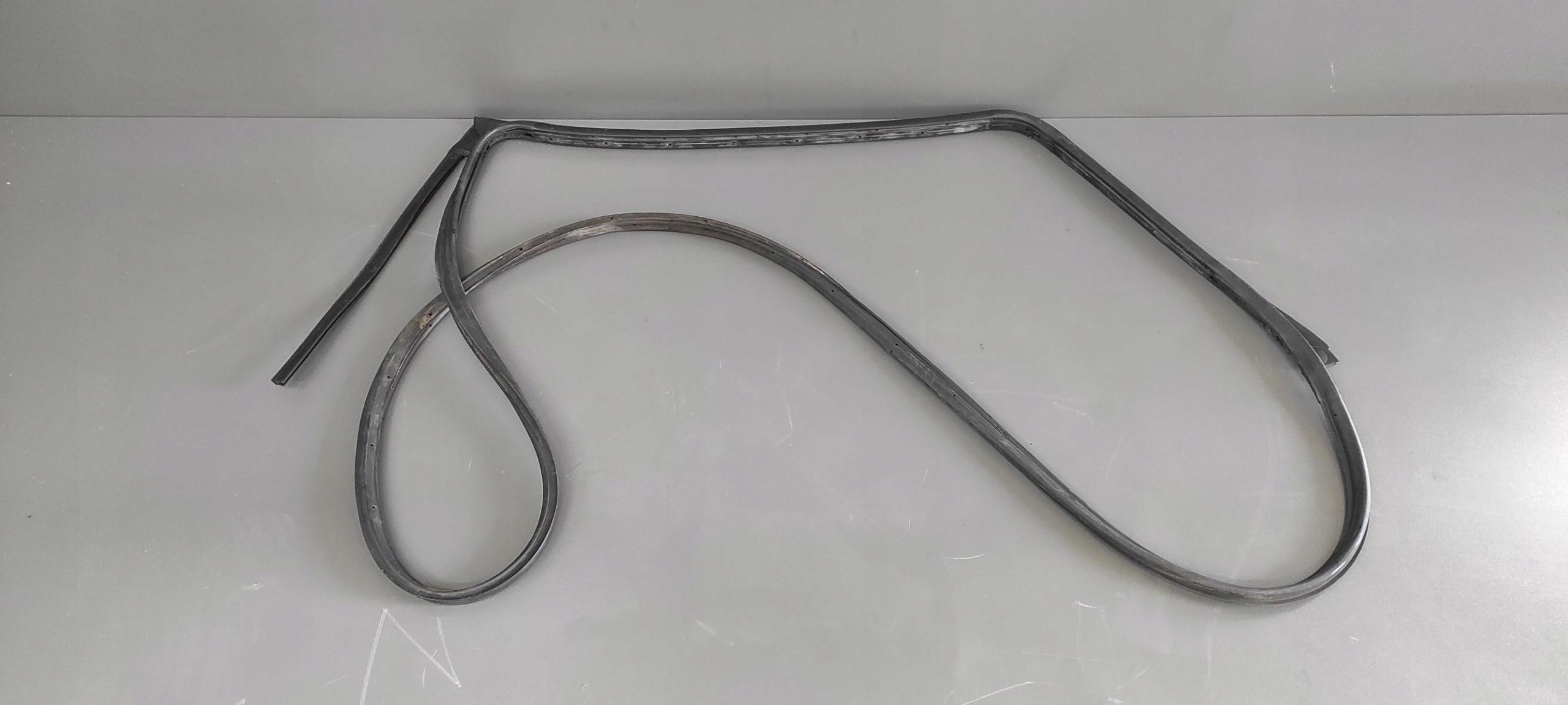 УПЛОТНИТЕЛЬ ДВЕРИ ПРАВЫЙ ЗАДНИЙ DODGE DURANGO III