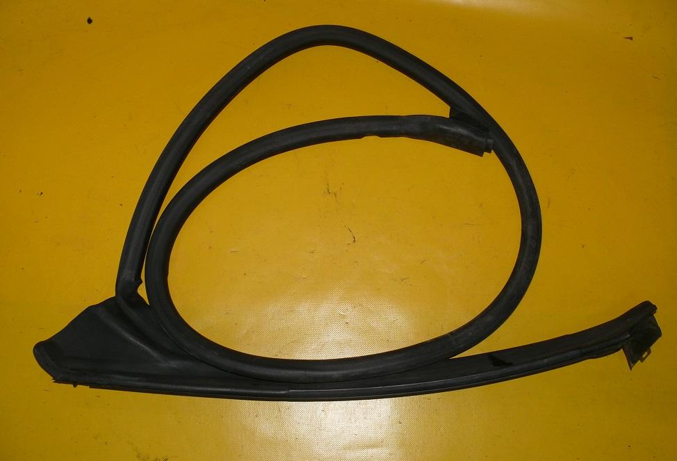 8H0831708 - Дверь уплотнение правая передняя AUDI A4 B6 кабриолет