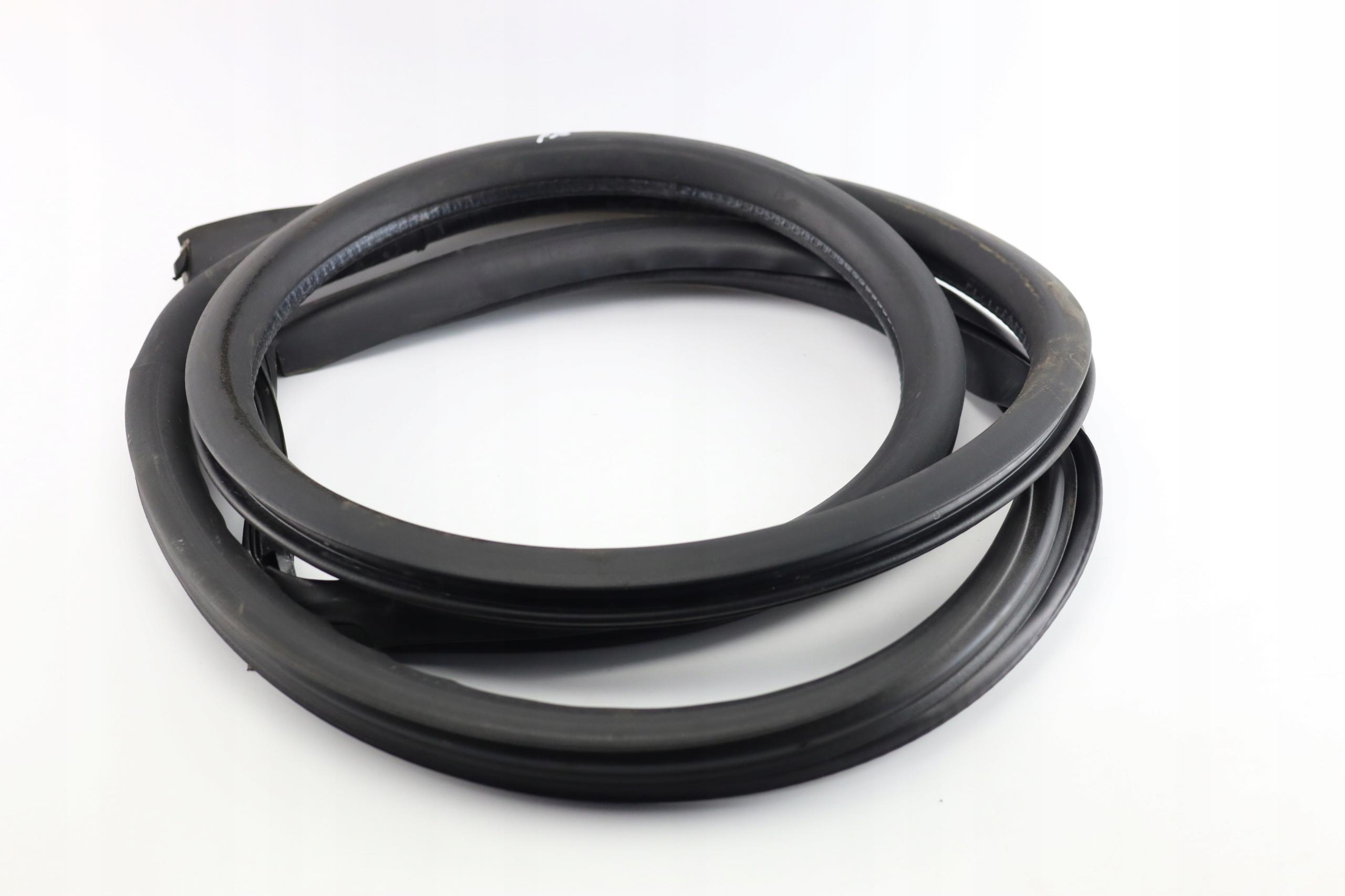 УПЛОТНЕНИЕ ПЕРЕДНЕЙ ПРАВОЙ ДВЕРИ AUDI TT 8J (2006-2010)