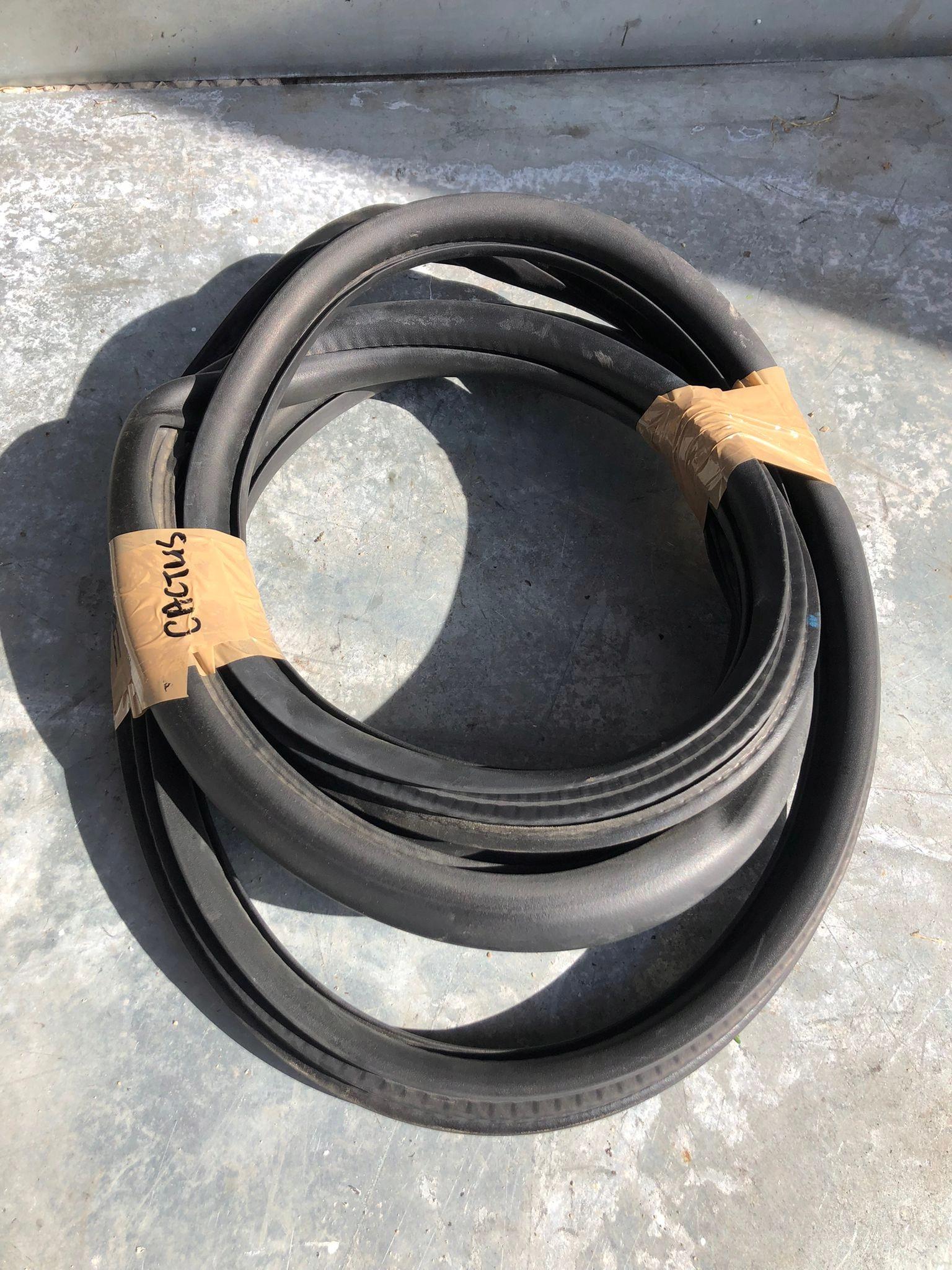 УЩІЛЬНЕННЯ ДВЕРЕЙ ПРАВИЙ ПЕРЕДНІЙ КАКТУС