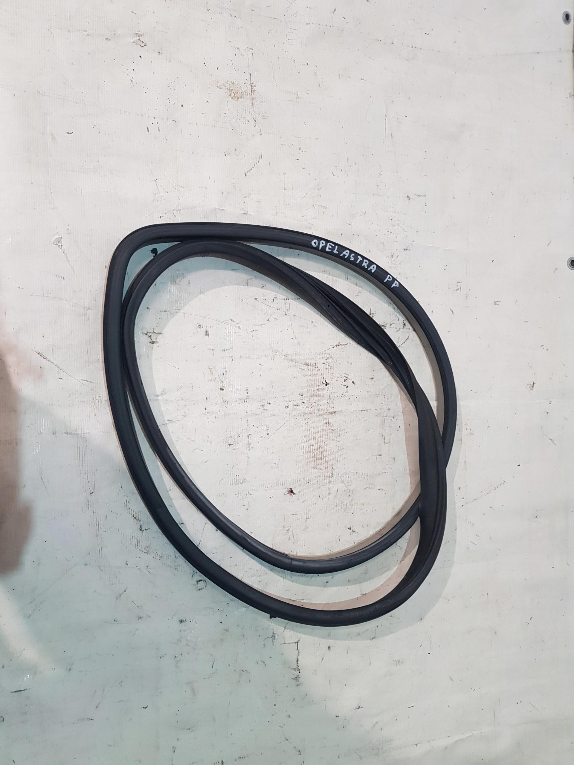 УПЛОТНИТЕЛЬ ДВЕРИ ПЕРЕДНИЙ ПРАВЫЙ OPEL ASTRA H EU HB