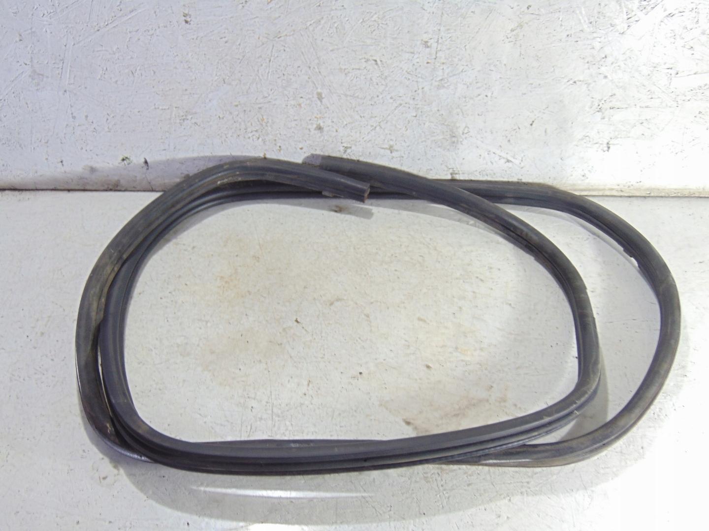 Уплотнение двери правый передний VW T4