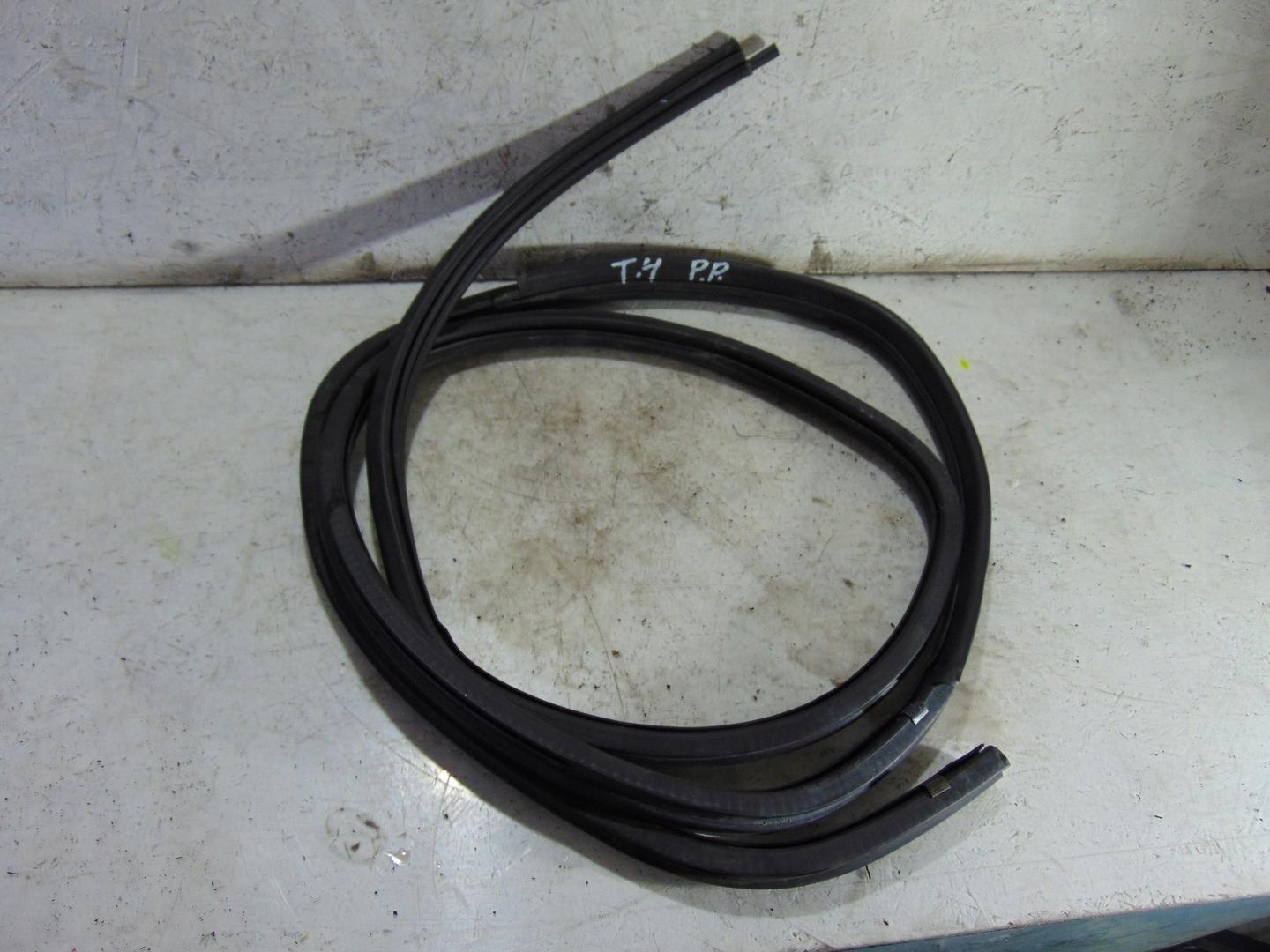 Ущільнення двері правий передній VW T4