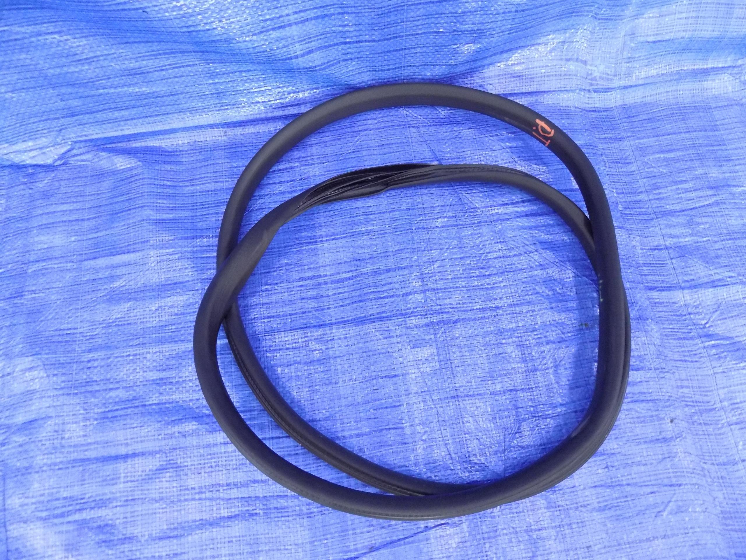 УЩІЛЬНЮВАЧ ДВЕРЕЙ ПРАВИЙ ЗАДНІЙ FORD PUMA MK2 ST 1.0