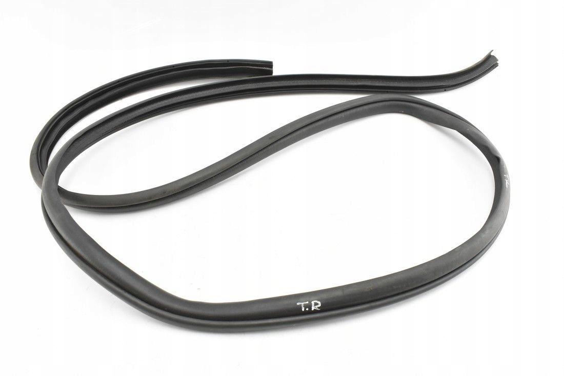 9168-14605-A22176 - Уплотнитель двери правый задний MITSUBISHI L200 V 14-