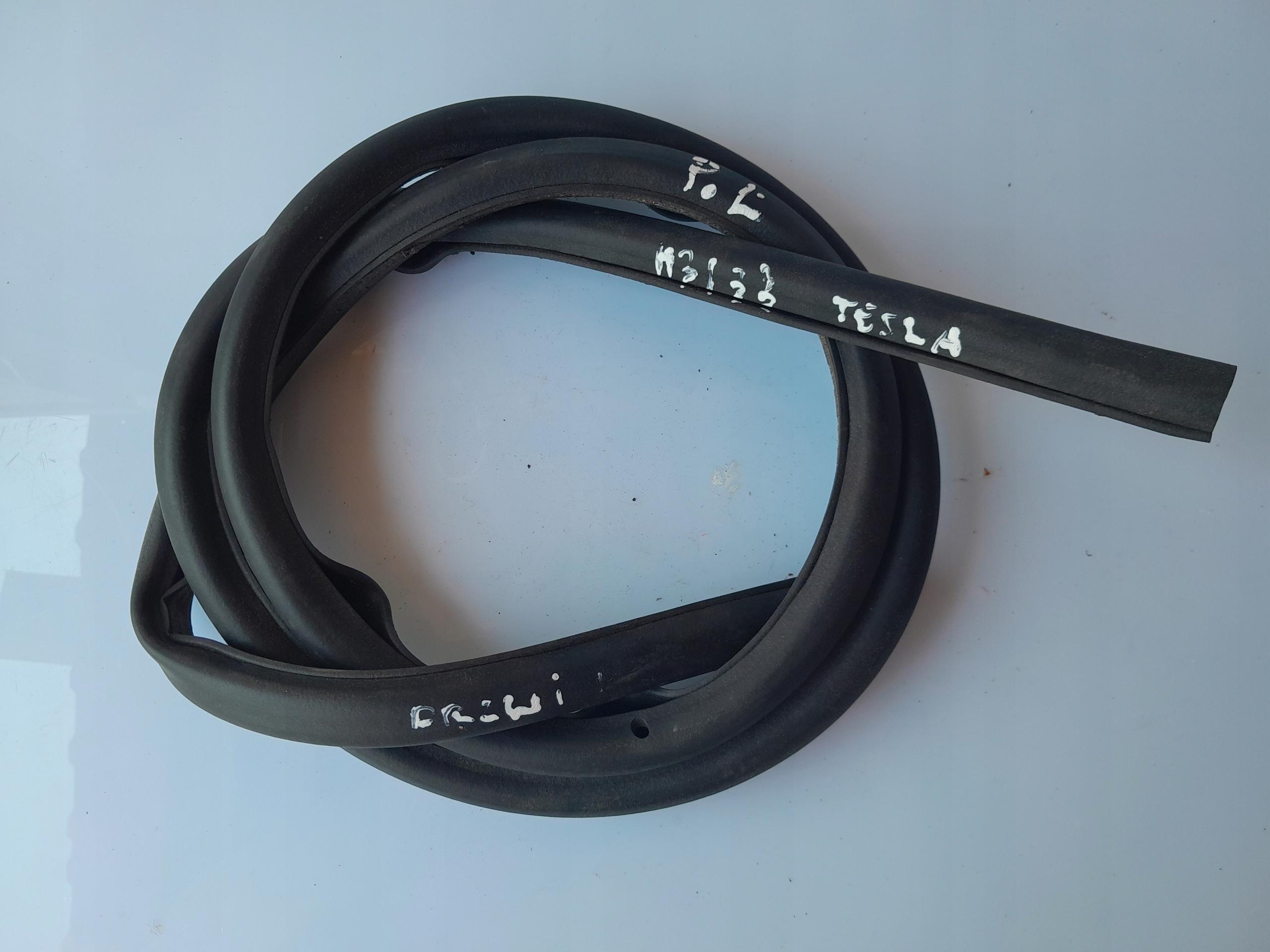 Уплотнитель двери передний левый TESLA MODEL 3 19R