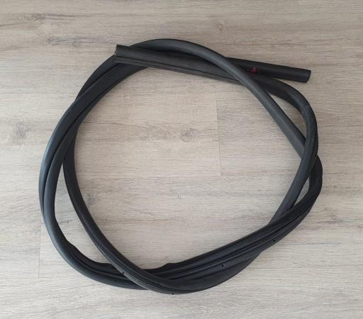 УПЛОТНИТЕЛЬ ДВЕРИ ПЕРЕДНИЙ ЛЕВЫЙ JEEP CHEROKEE KJ 01-07