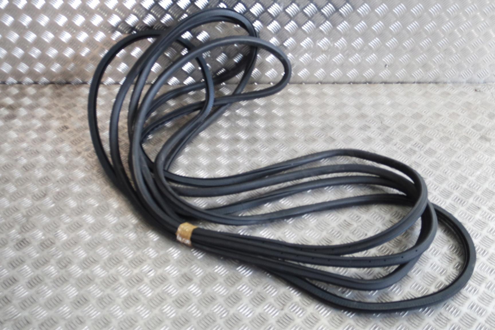 Ущільнювач передніх дверей MERCEDES W167 A1676971800