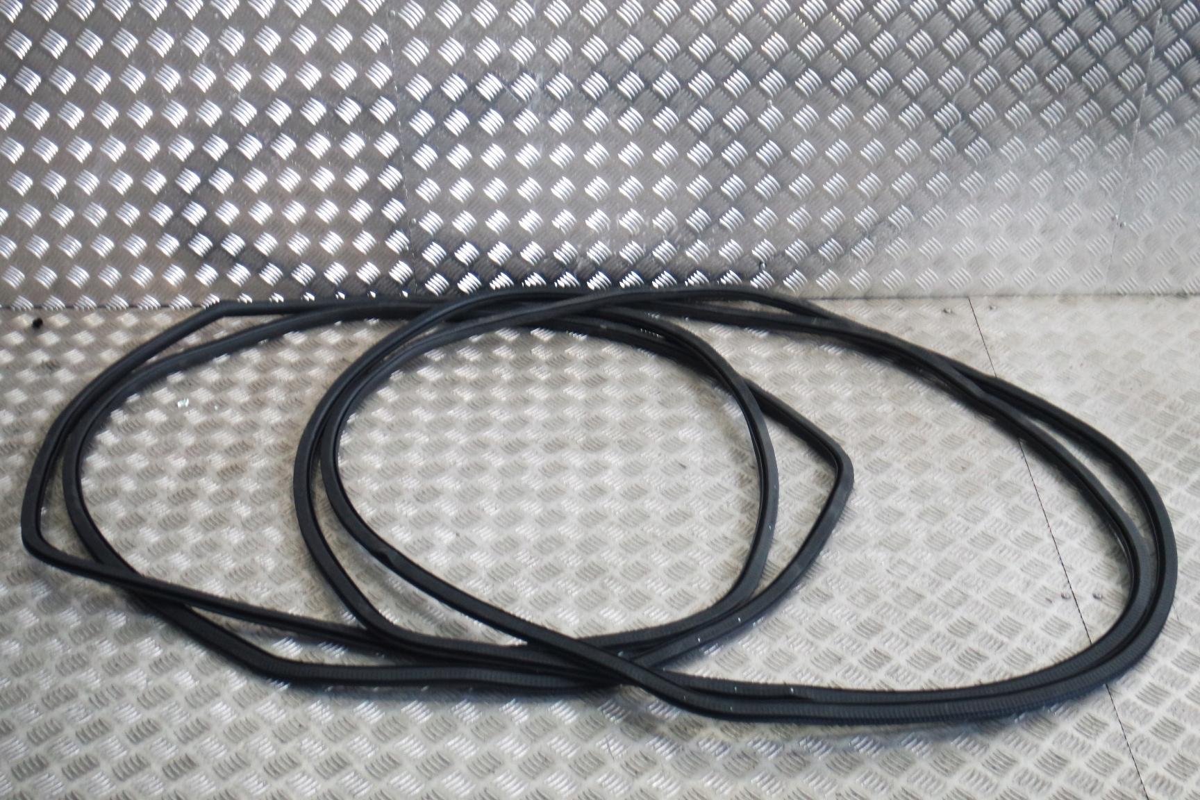 Ущільнювач передніх дверей MERCEDES W167 A1676971900