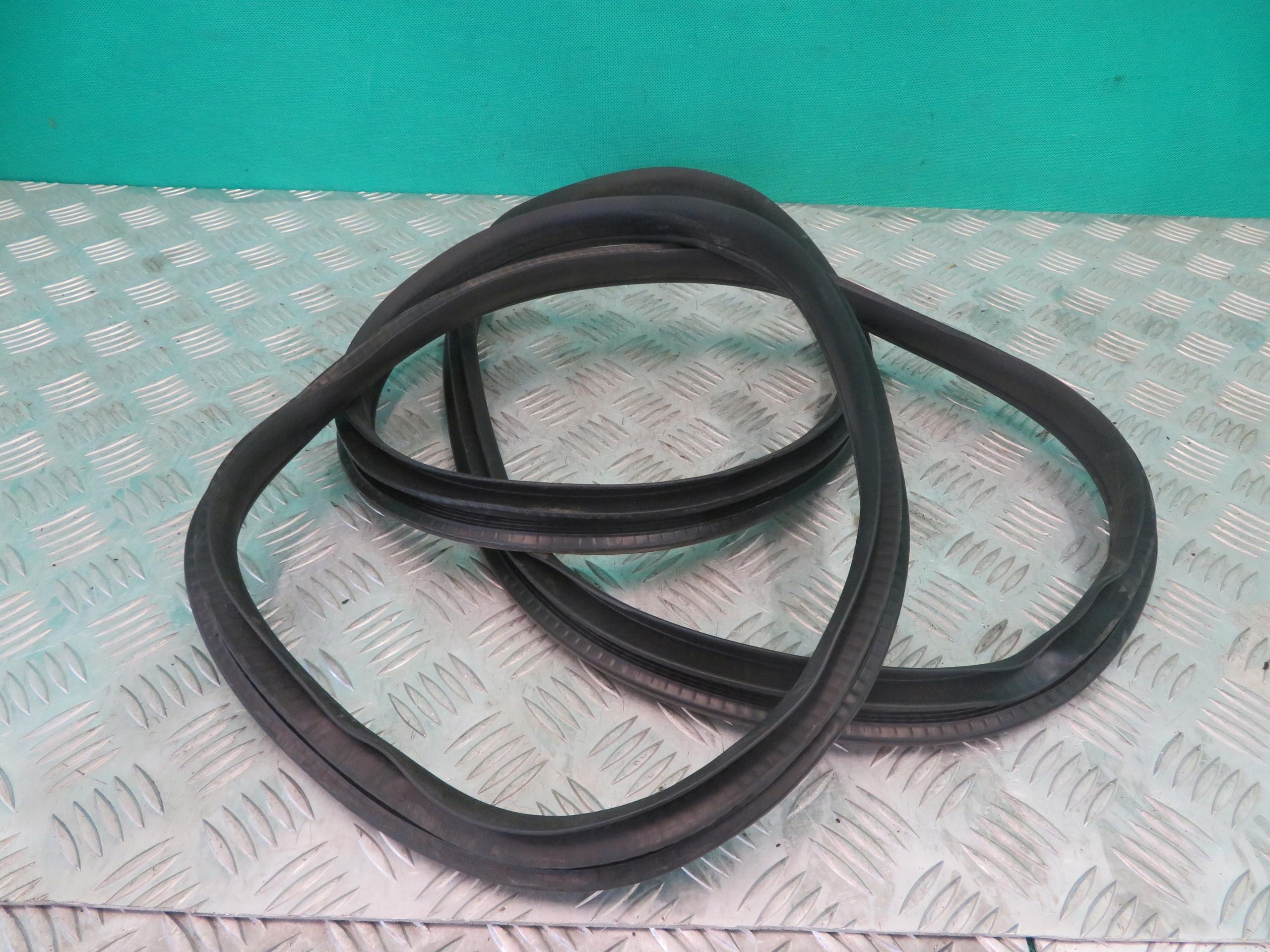 A1766920076 - Уплотнитель передней двери MERCEDES W176 18R