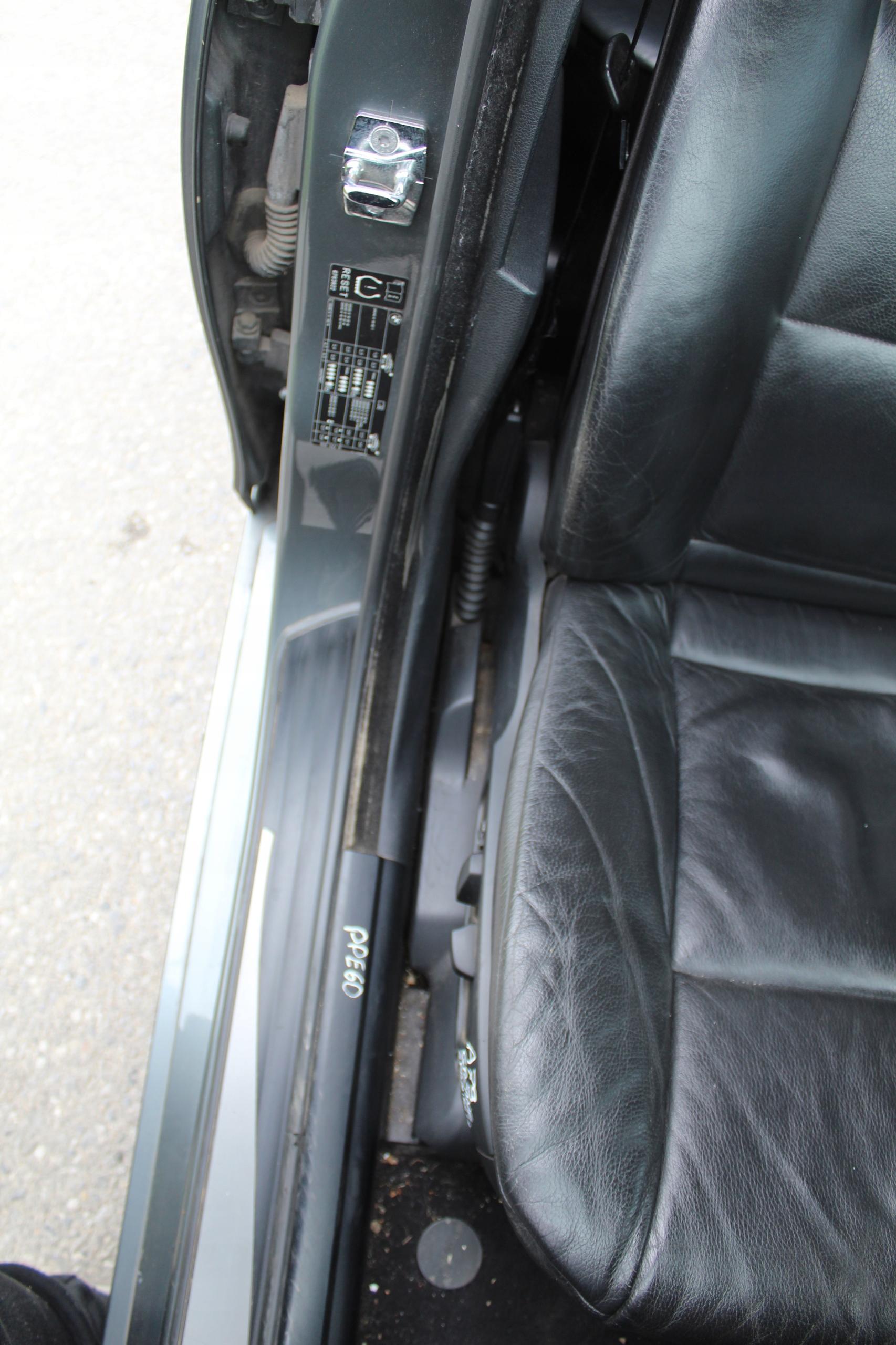 Уплотнитель передней правой двери BMW E60 E61 замша