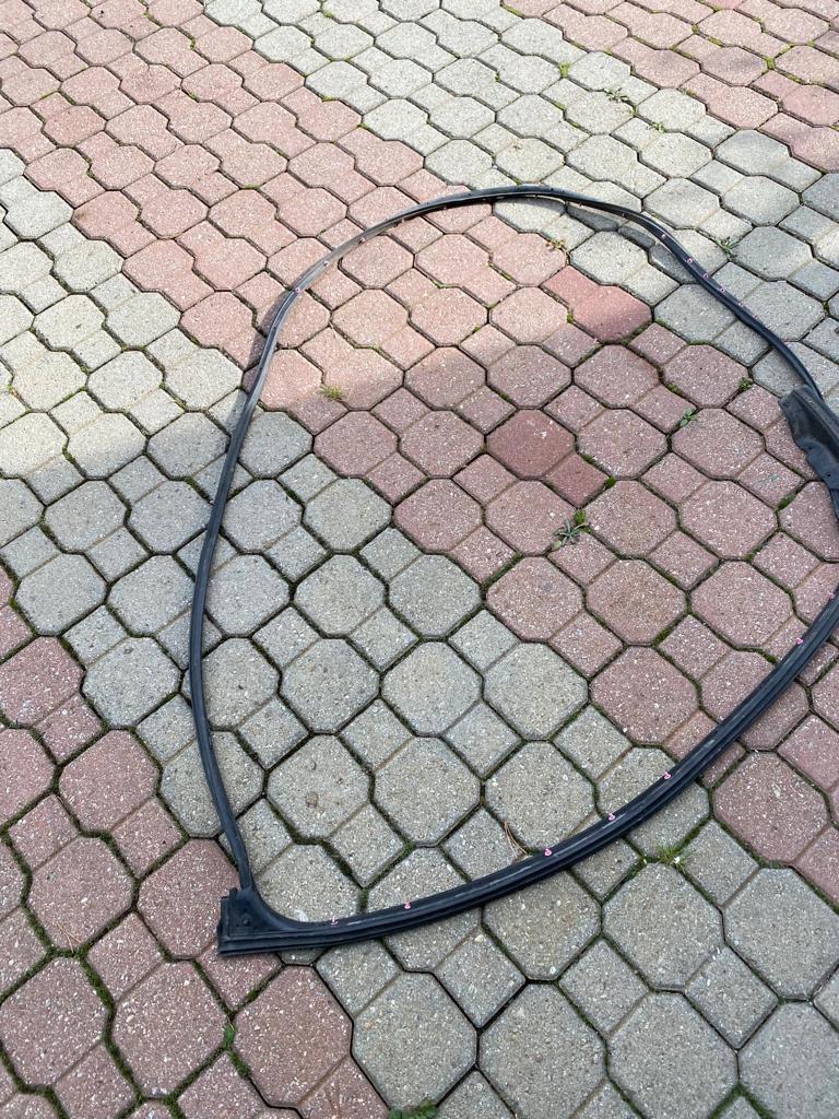 FL34-1520531-A - Гумова прокладка передньої лівої двері FORD F150 2015+