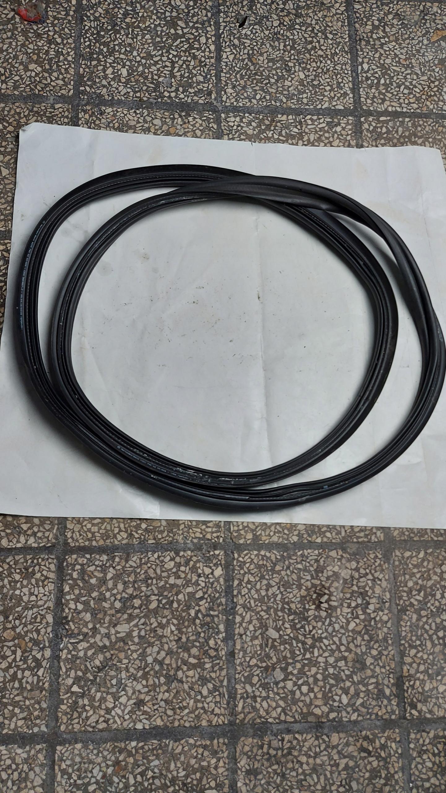 A2057400600 - Уплотнение багажника MERCEDES C W205