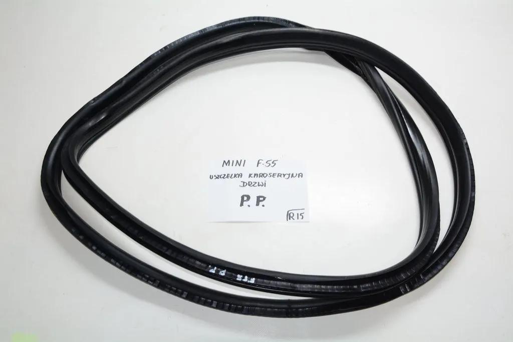 Ущільнювач кузова двері правий передній MINI F55