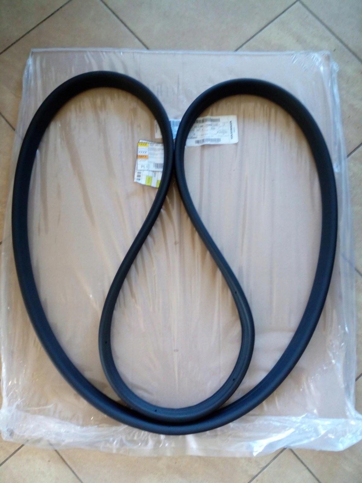 5J7867365G - УПЛОТНИТЕЛЬ КУЗОВА ДВЕРИ ROOMSTER НОВЫЙ ОРИГ*