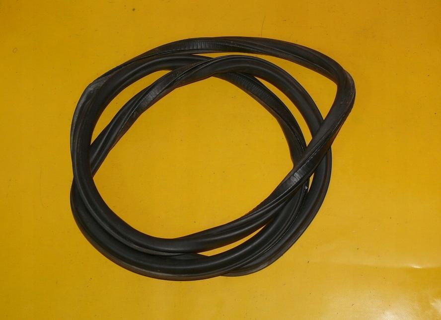 8E9827705D - Прокладка крышки багажного отсека AUDI A4 B6 универсал AVANT