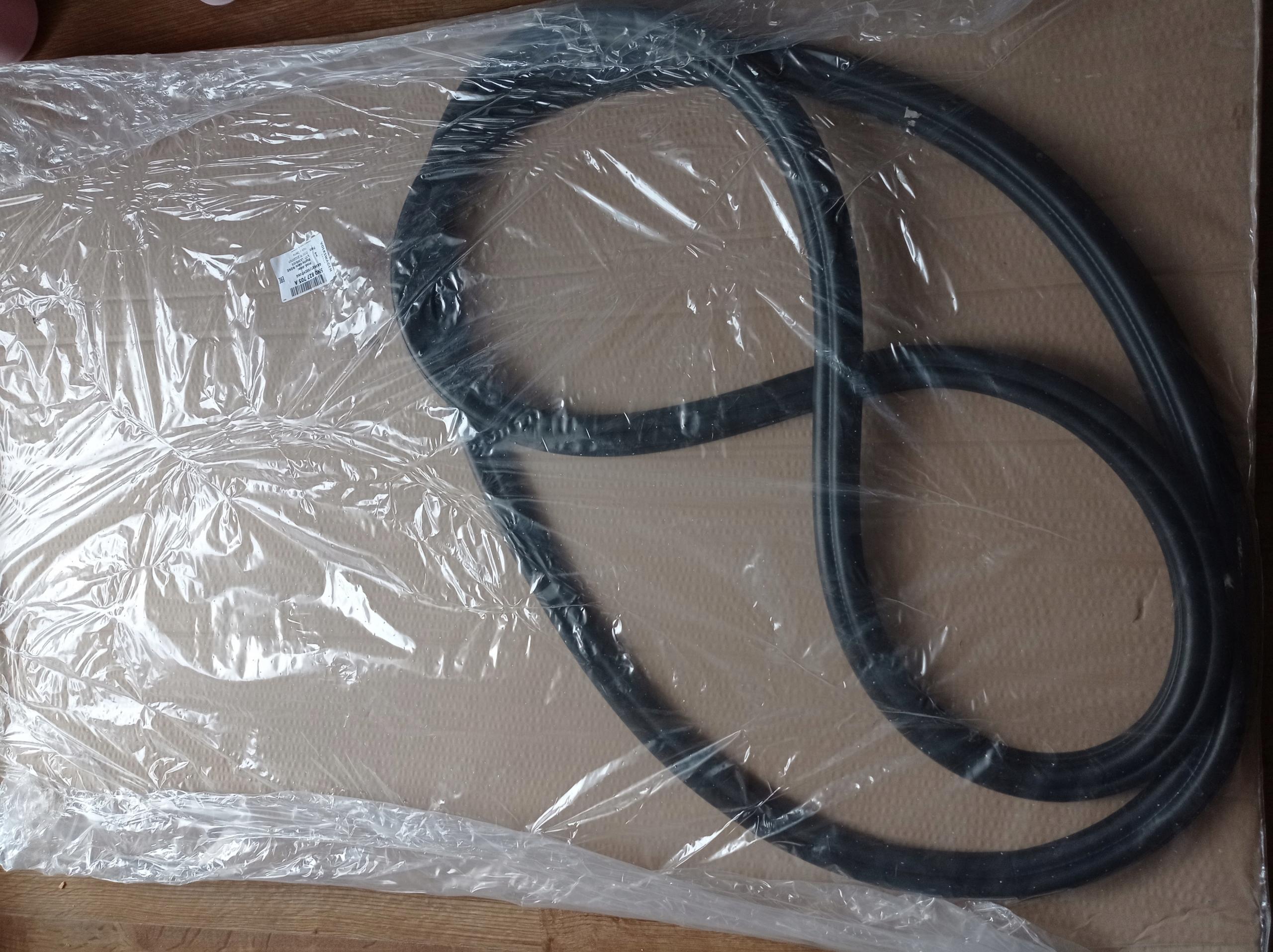 УПЛОТНЕНИЕ КРЫШКИ БАГАЖНИКА VW TIGUAN И 5N0827705A