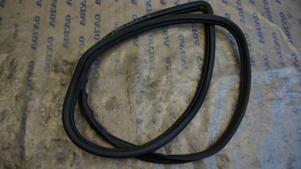 Прокладка передньої лівої двері VOLVO V70 S70 кузов автомобіля