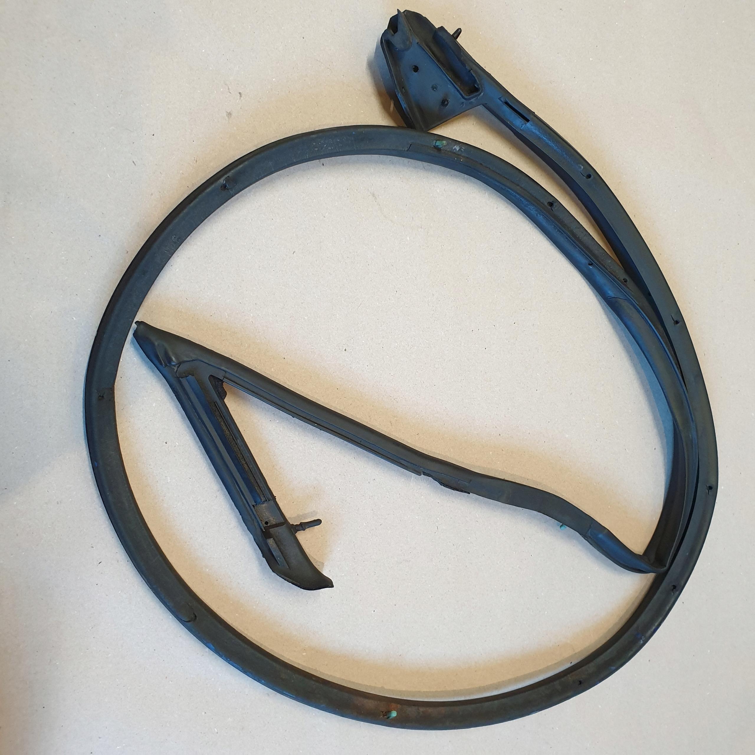 Уплотнитель левой двери NISSAN 200SX S13 OE