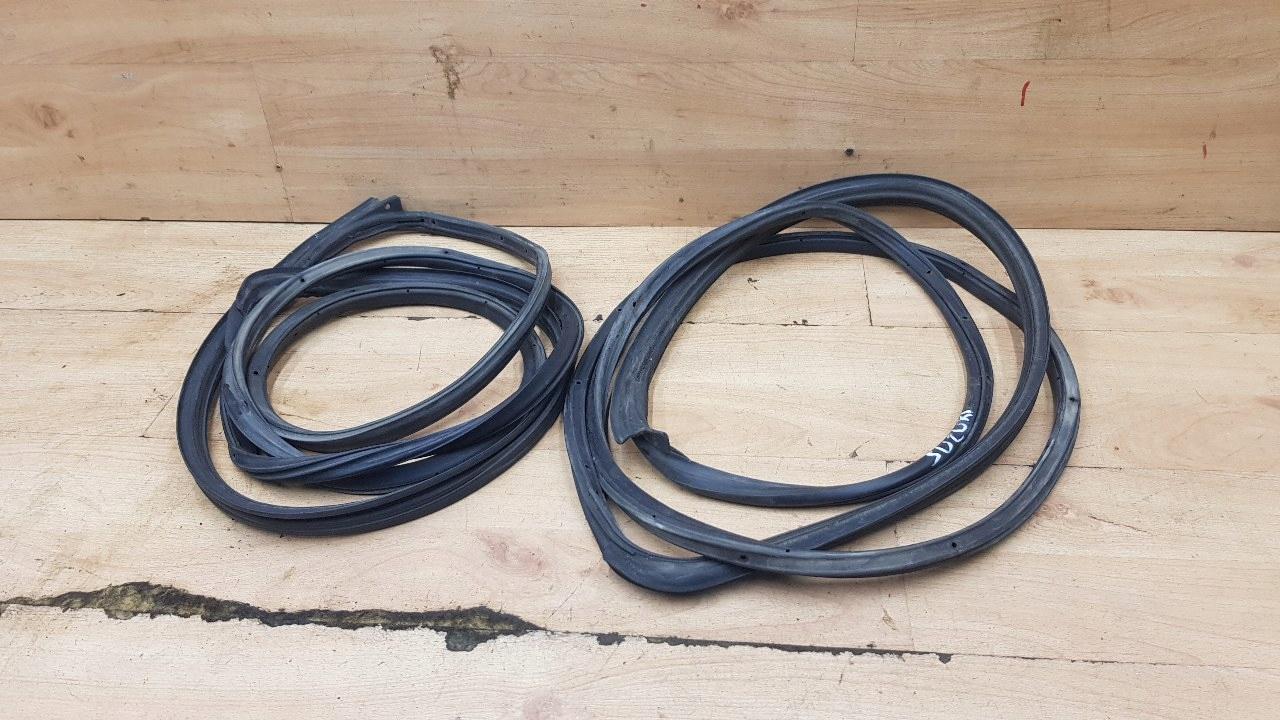 УЩІЛЬНЮВАЧІ ДВЕРЕЙ 2 ШТ. ПОВНИЙ КОМПЛЕКТ SUZUKI JIMNY III