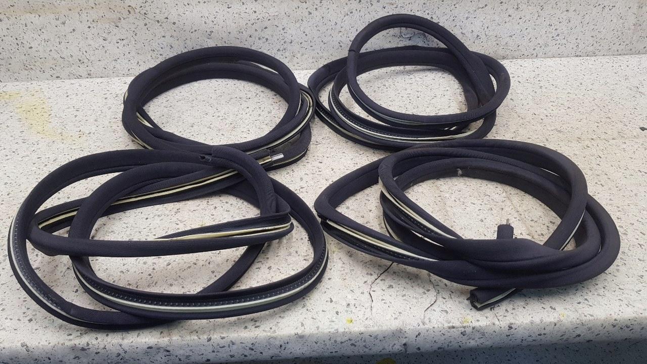 Уплотнители дверей 4 шт. комплект MERCEDES W220