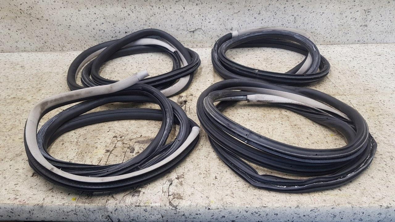 Уплотнители дверей 4шт полный комплект VW PASSAT B5