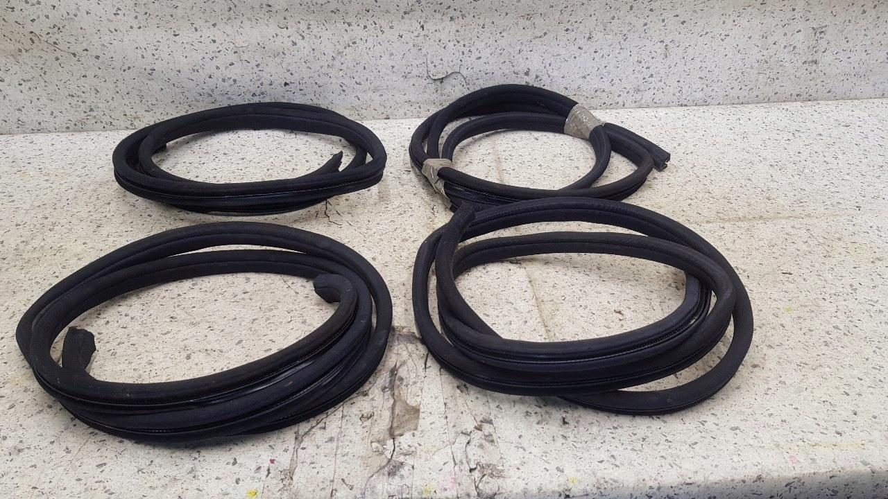 Уплотнения двери 4PCS KPL MERCEDES W202 универсал