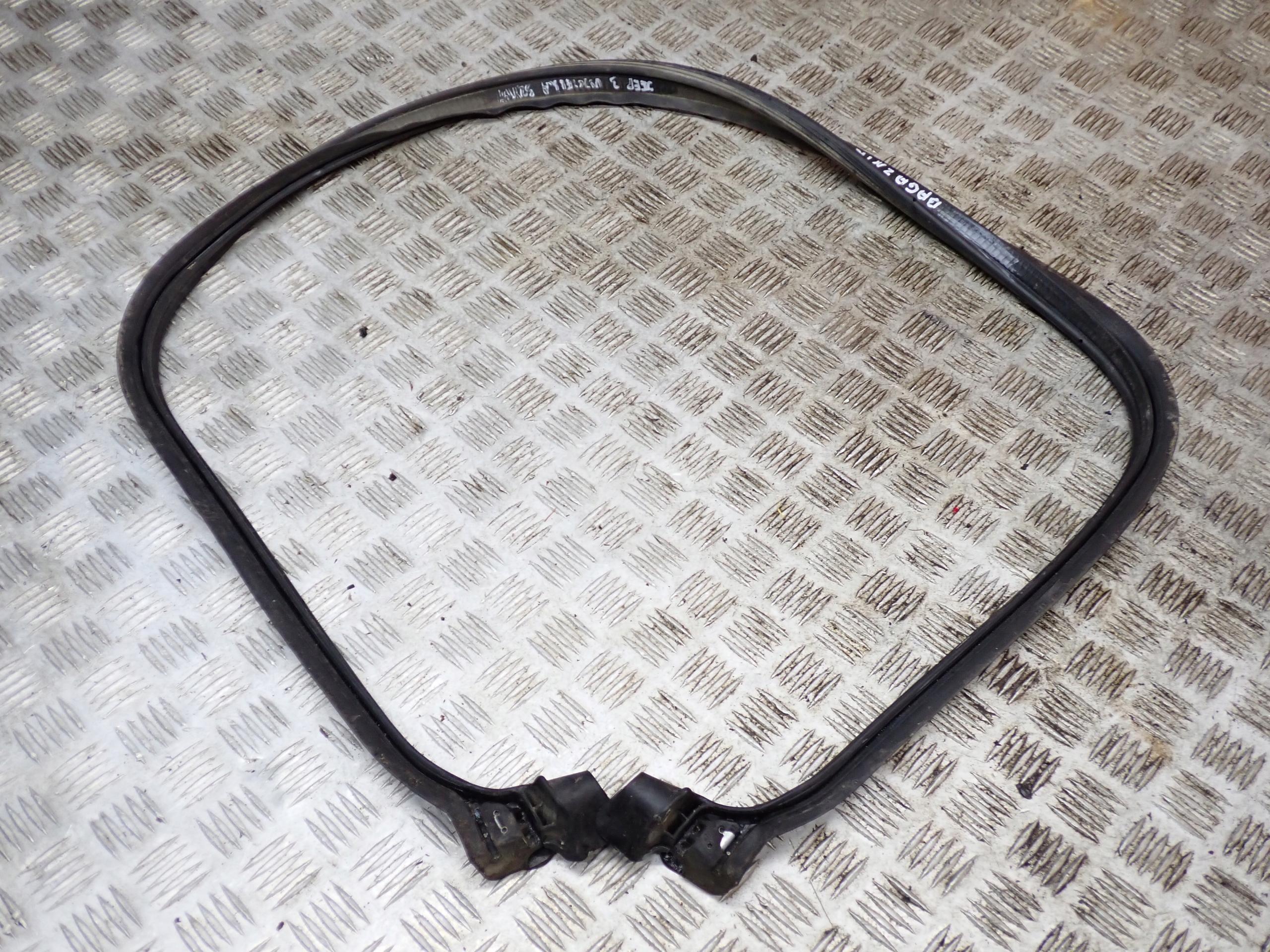 Прокладка кришки багажника Jeep Wrangler JK 12-