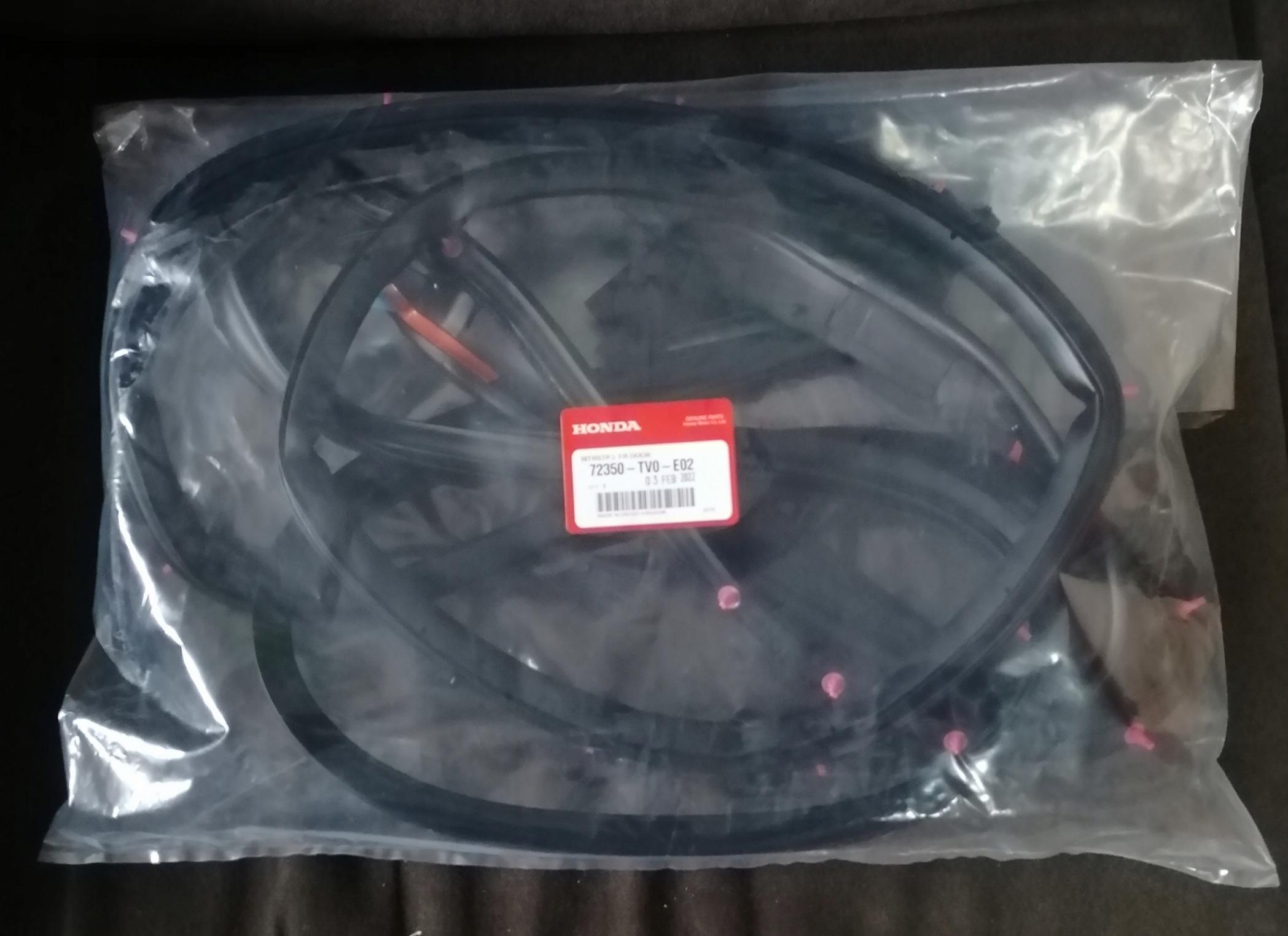 Ущільнювач дверей Honda Civic IX OE 72350-TV0-E02