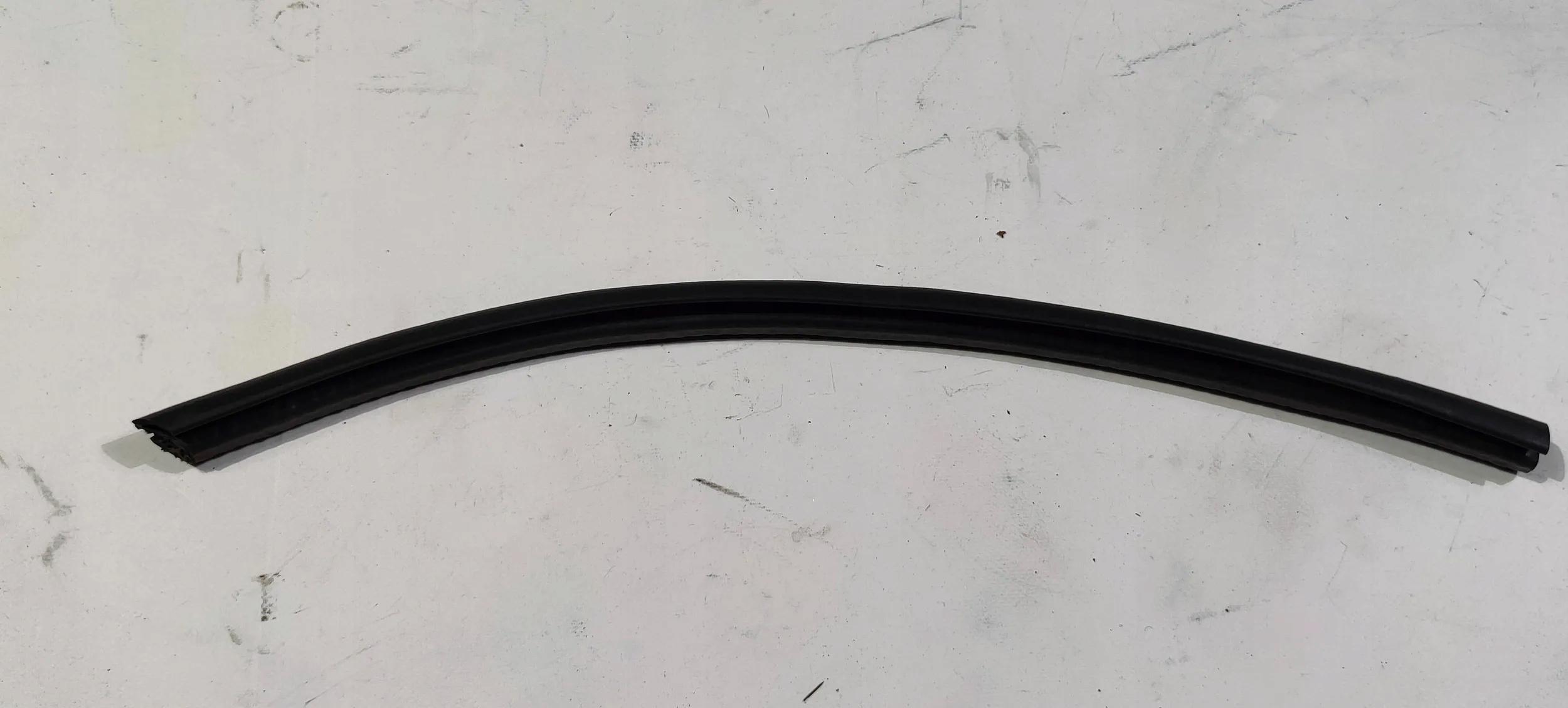 KKM5567 - Уплотнение двери крыла справа Dodge Charger 2015-