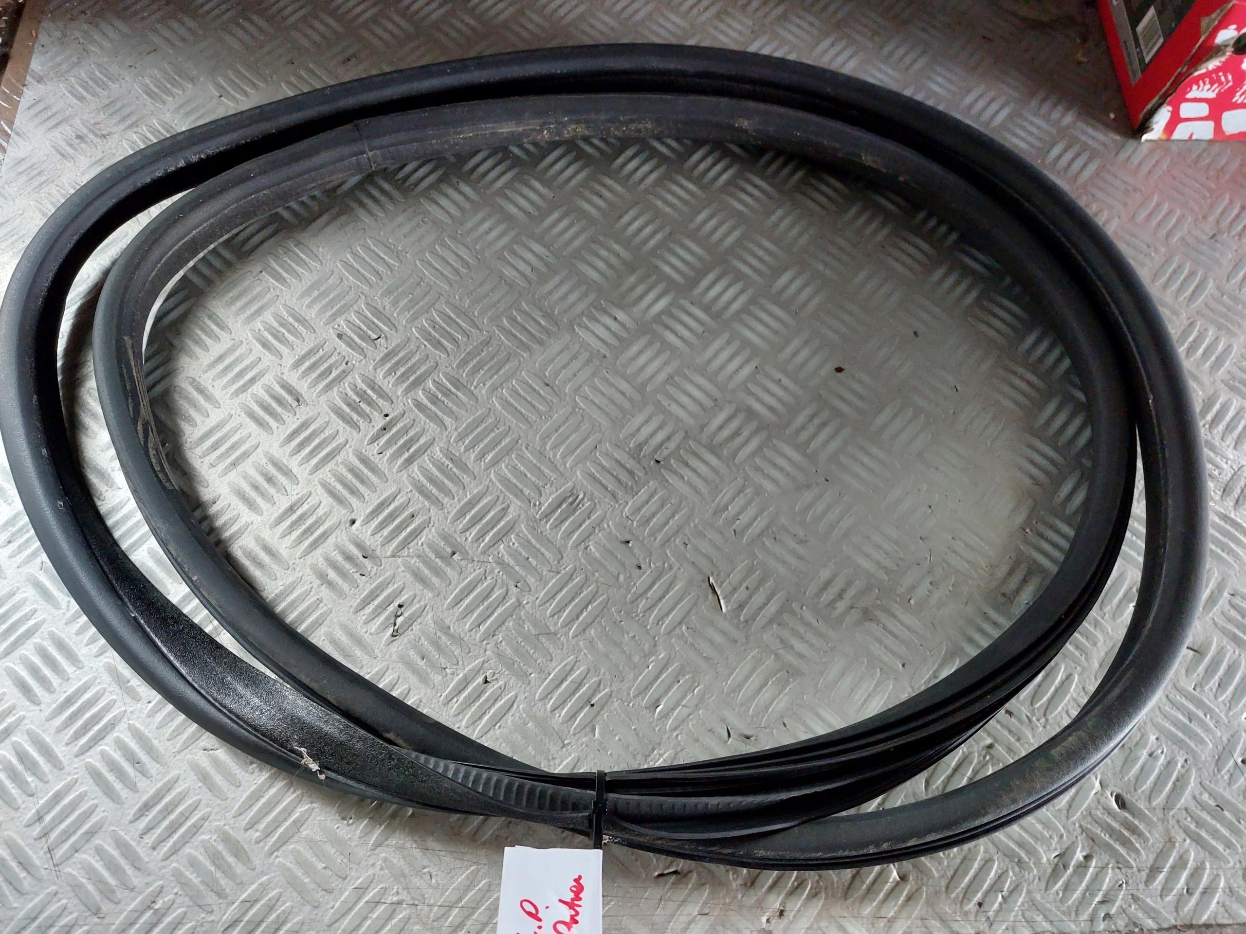 Уплотнитель двери левый передний Berlingo Partner III