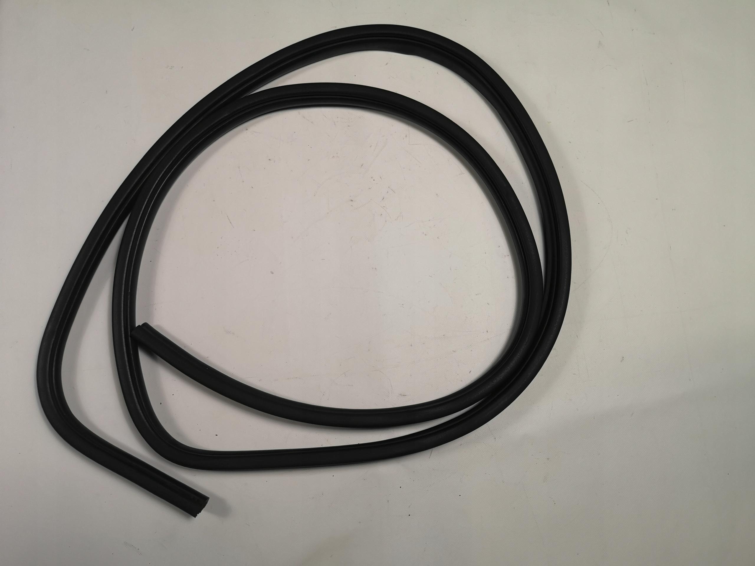 Ущільнення двері лівий передній Dodge Ram 2009-2018