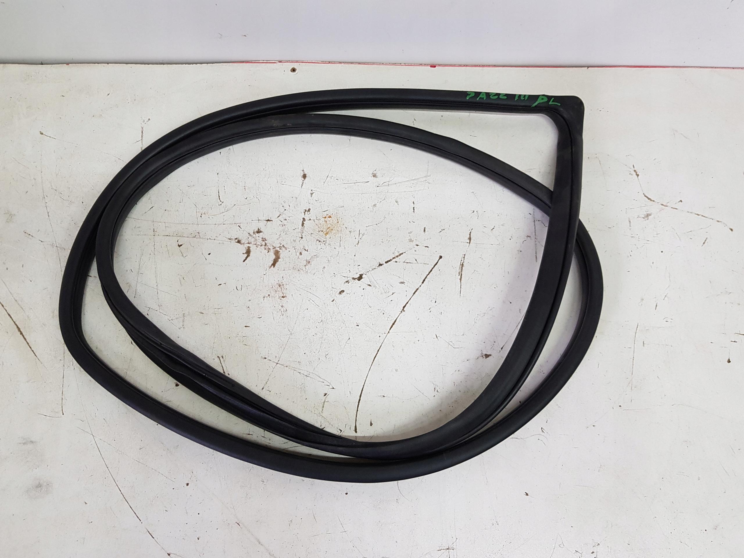 Уплотнение двери левый передний Honda Jazz III 08-15